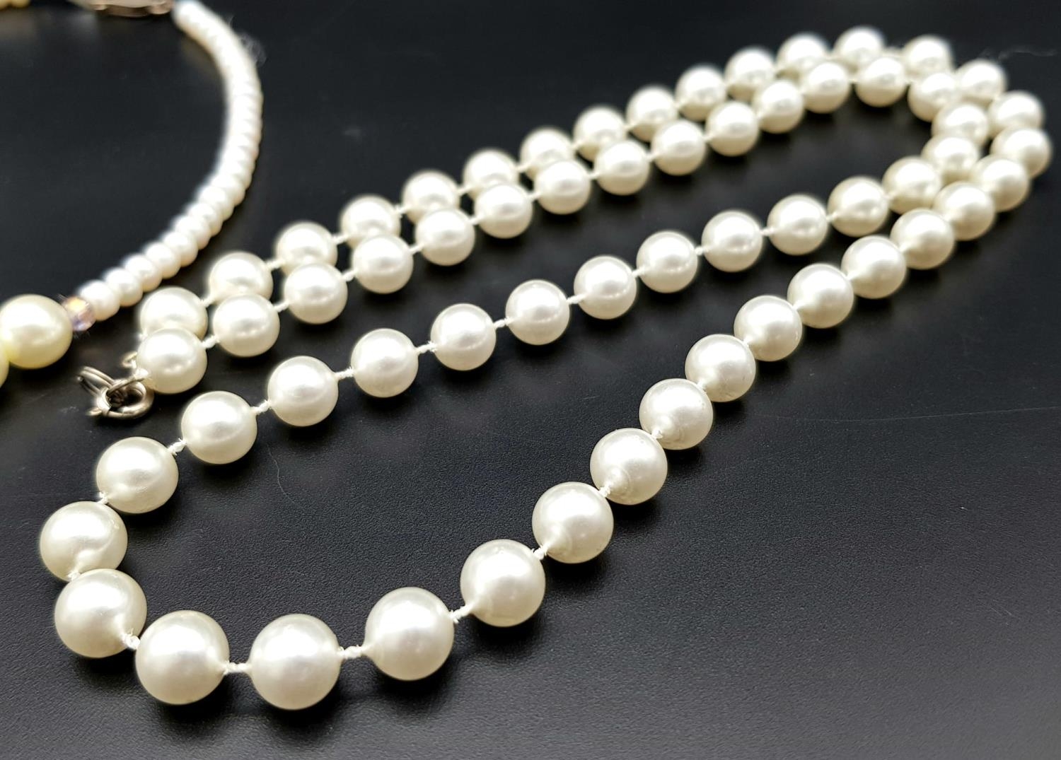 A Vintage Classic Rosita Faux Pearl Jewellery Set. Two necklace and a pair of drop earrings in the - Image 3 of 6