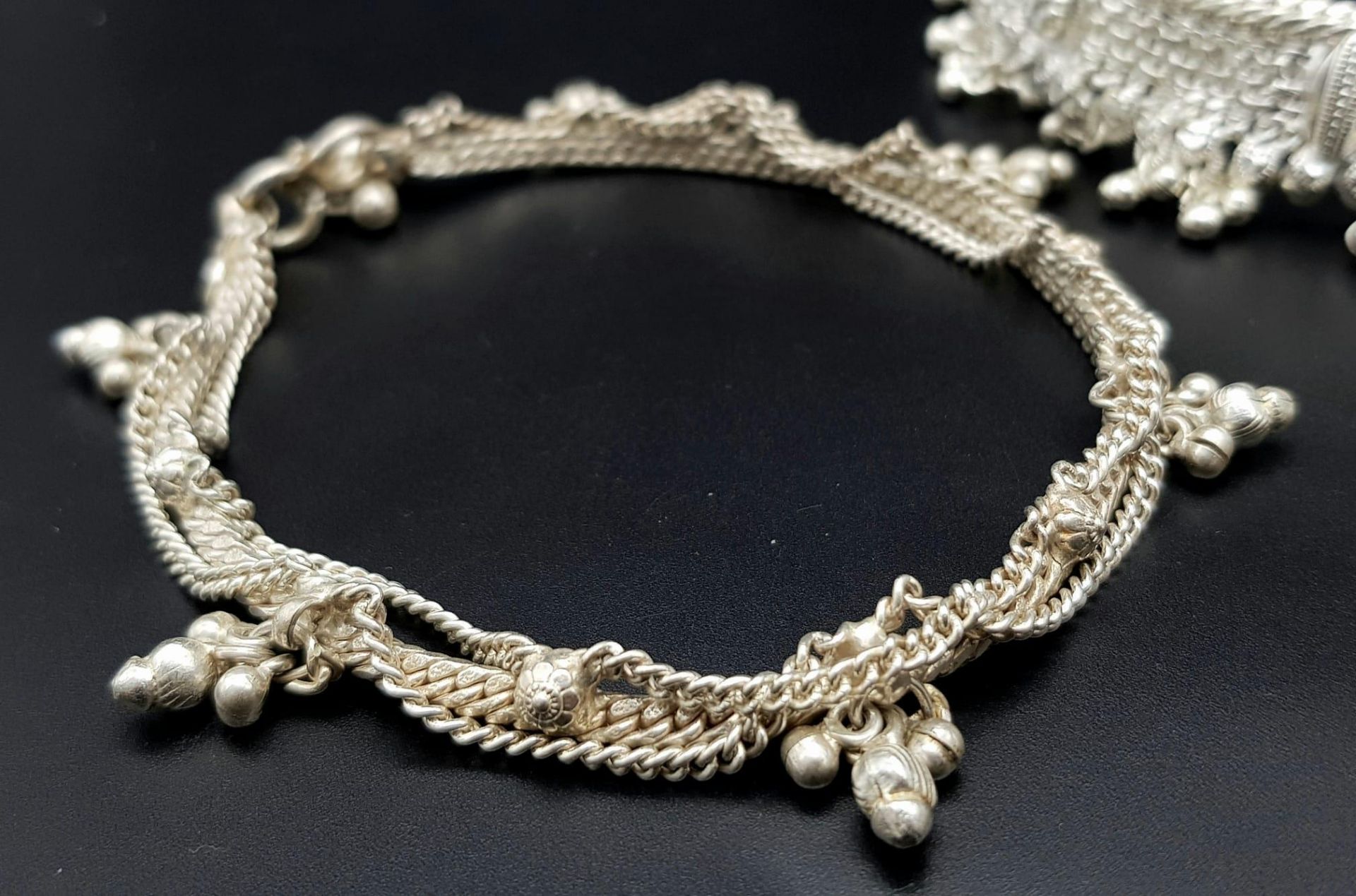 A Vintage Indian Silver (800) Jewellery Collection. Includes 4 upper arm decorative bands and one - Bild 6 aus 9