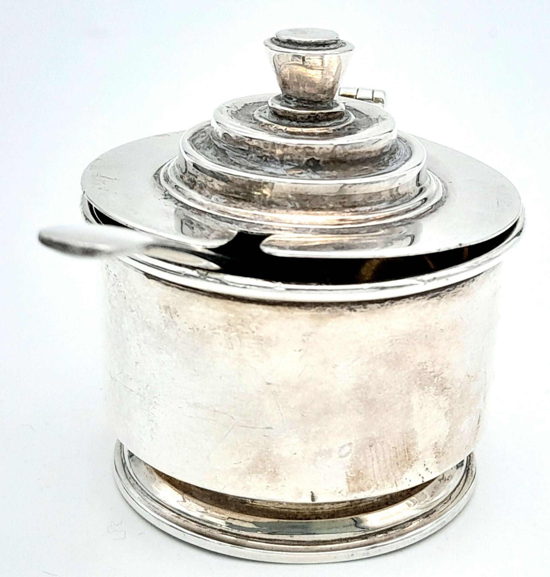 An antique sterling silver mustard pot with full London hallmarks, 1922. Come with a silver spoon - Bild 2 aus 8