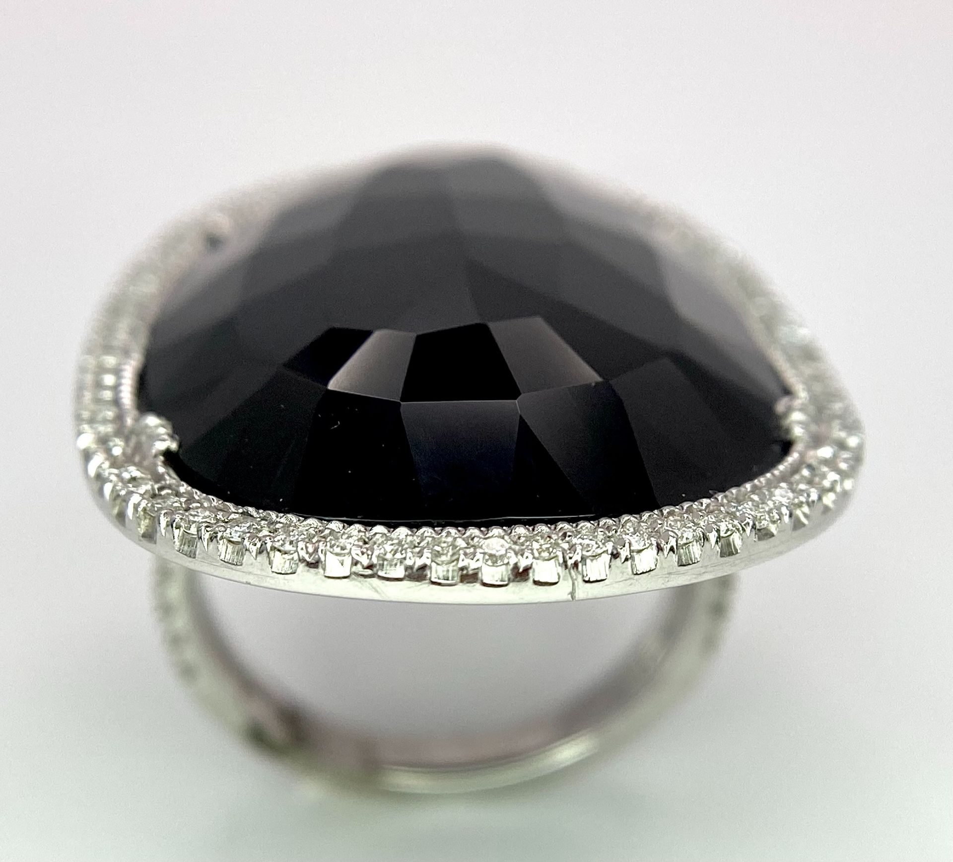 A Beautiful 18k White Gold Black Onyx and Diamond Ladies Dress Ring. Faceted black onyx with a - Bild 3 aus 8