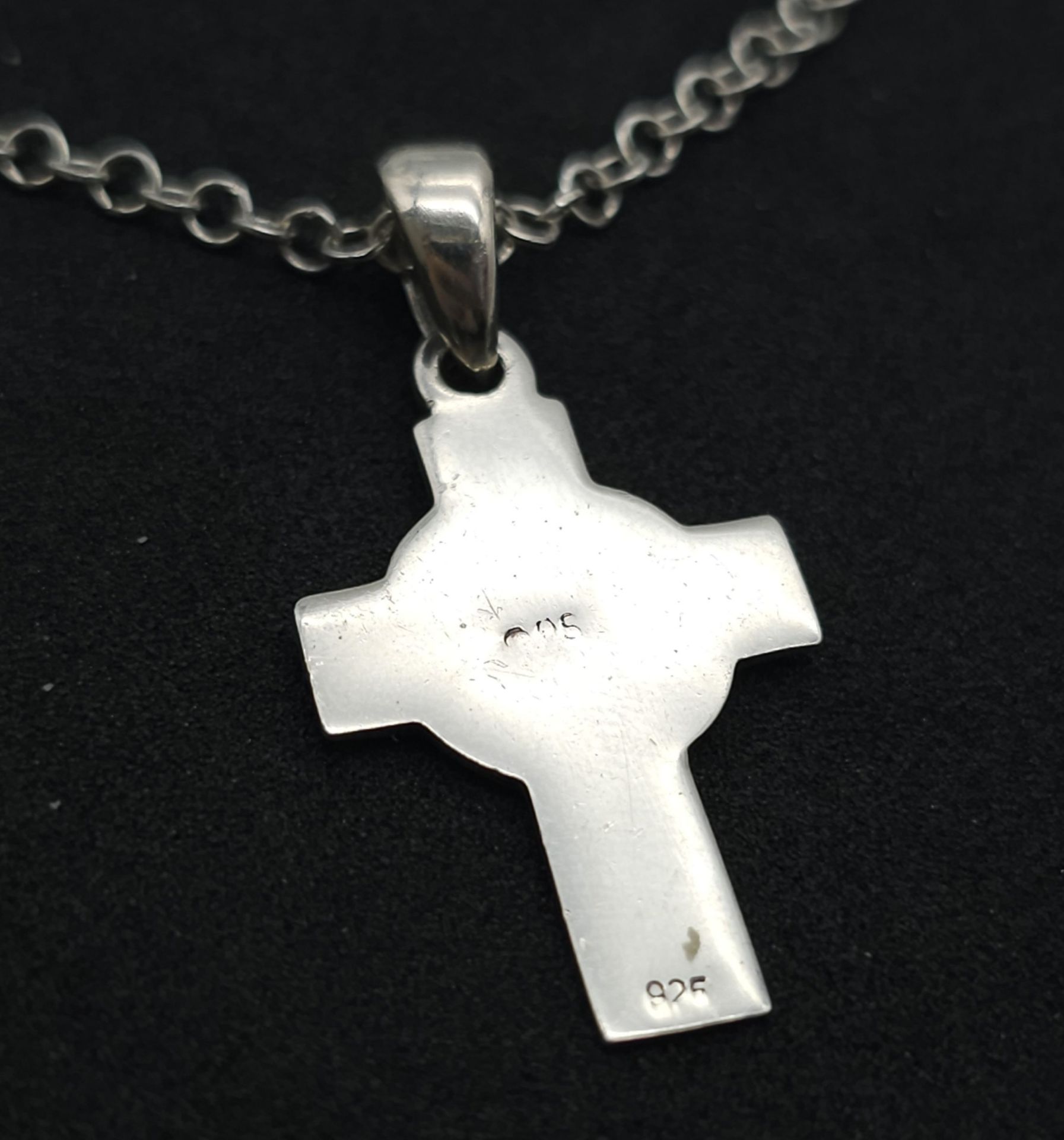 A SILVER CELTIC DESIGN CROSS PENDANT ON A 42cms SILVER CHAIN. 5.5gms - Image 7 of 9