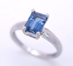 A 9K WHITE GOLD BLUE TOPAZ RING. Size K, 1.5g total weight. Ref: SC 8031