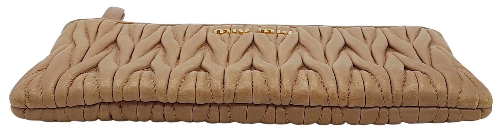 A Miu Miu Dust Pink Purse. Matelassé leather exterior with gold-toned hardware and zipped top - Bild 7 aus 10