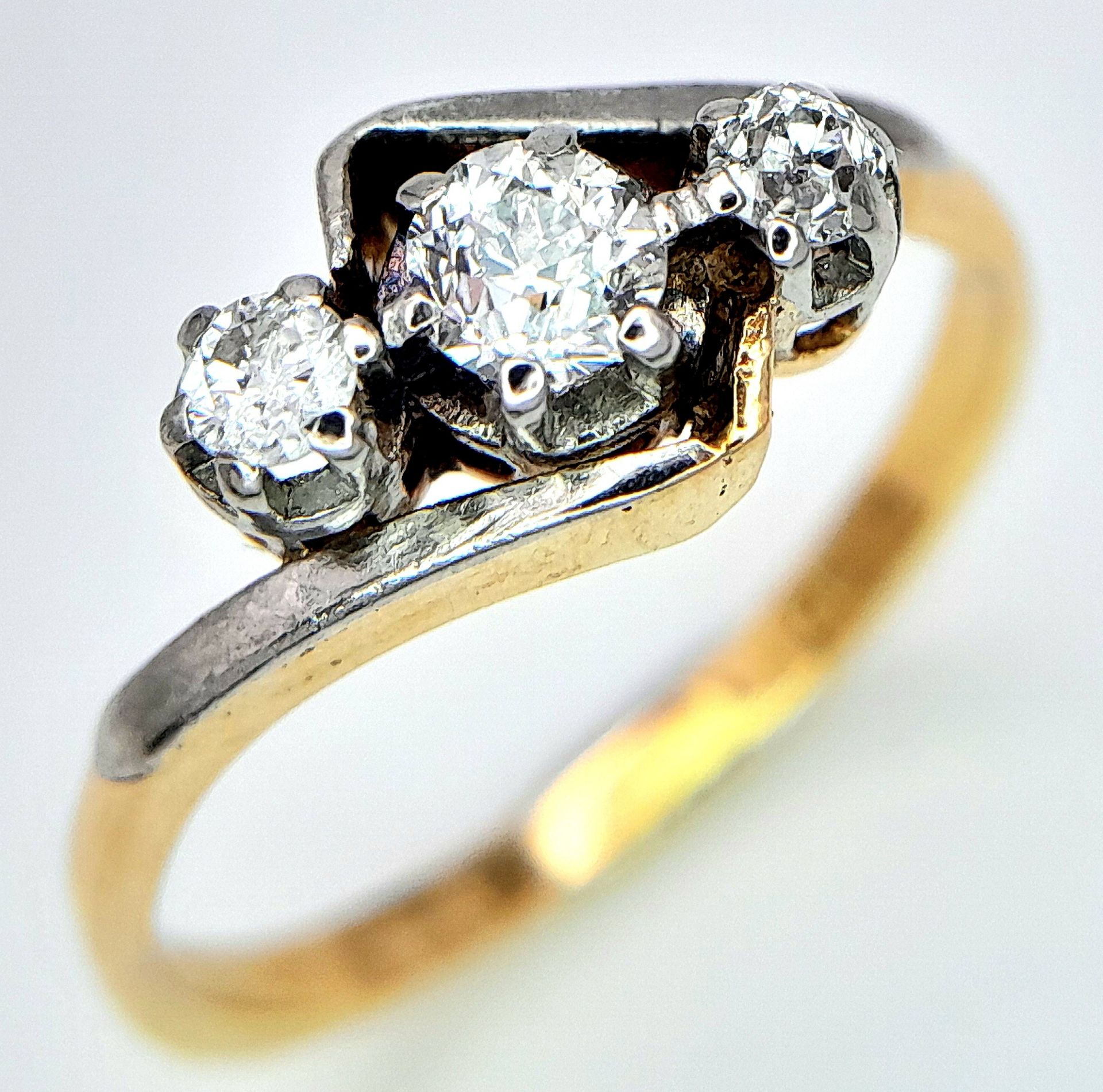 AN 18K YELLOW GOLD, DIAMOND SET, CROSSOVER 3 STONE RING. 0.25CT. 2.8G. SIZE L - Bild 3 aus 6