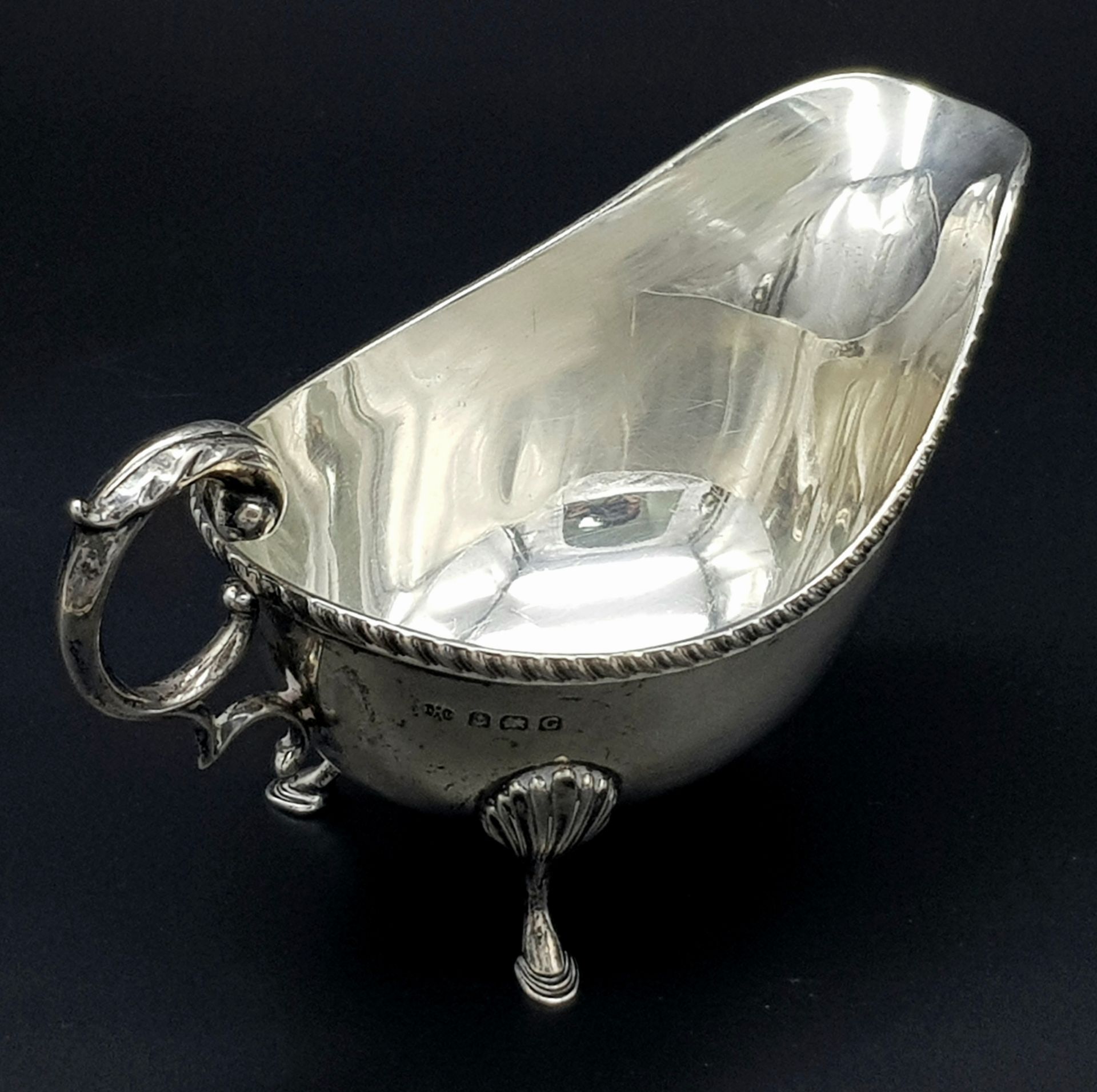 An Almost Antique Sterling Silver Gravy Boat. Scroll handle and shell decorative legs. Hallmarks for - Bild 2 aus 6