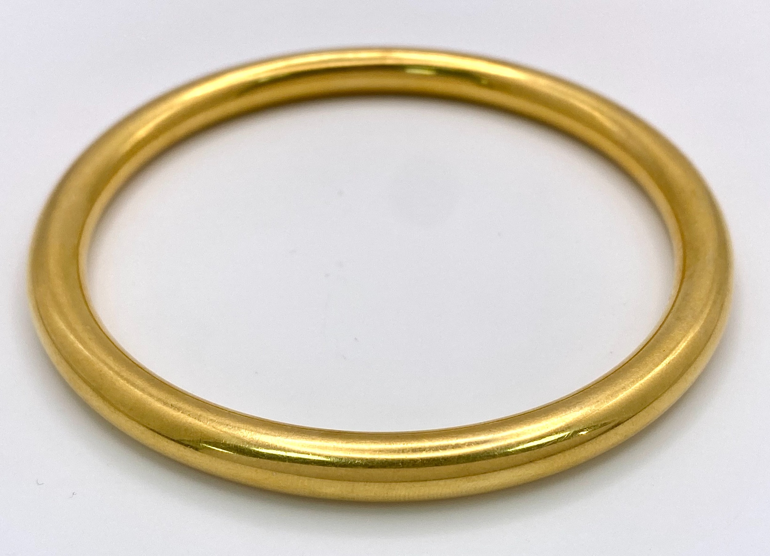 A Lovely Vintage 18K Gold Large Bangle. 8cm inner diameter. Fully UK hallmarked. 28.3g