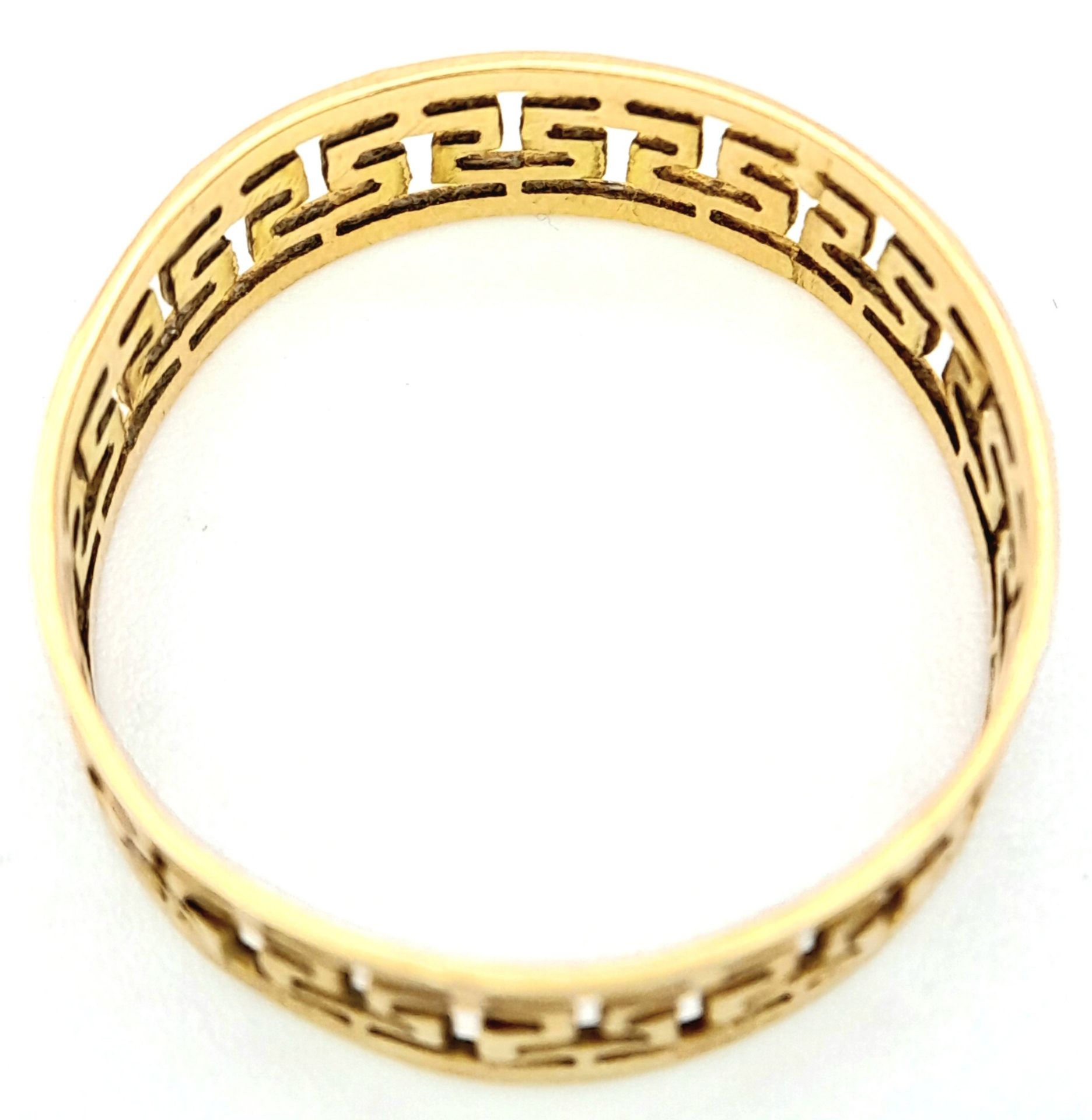 A 9 K yellow gold ring with a pierced Greek key design, size: N, weight: 1.4 g. - Image 4 of 5