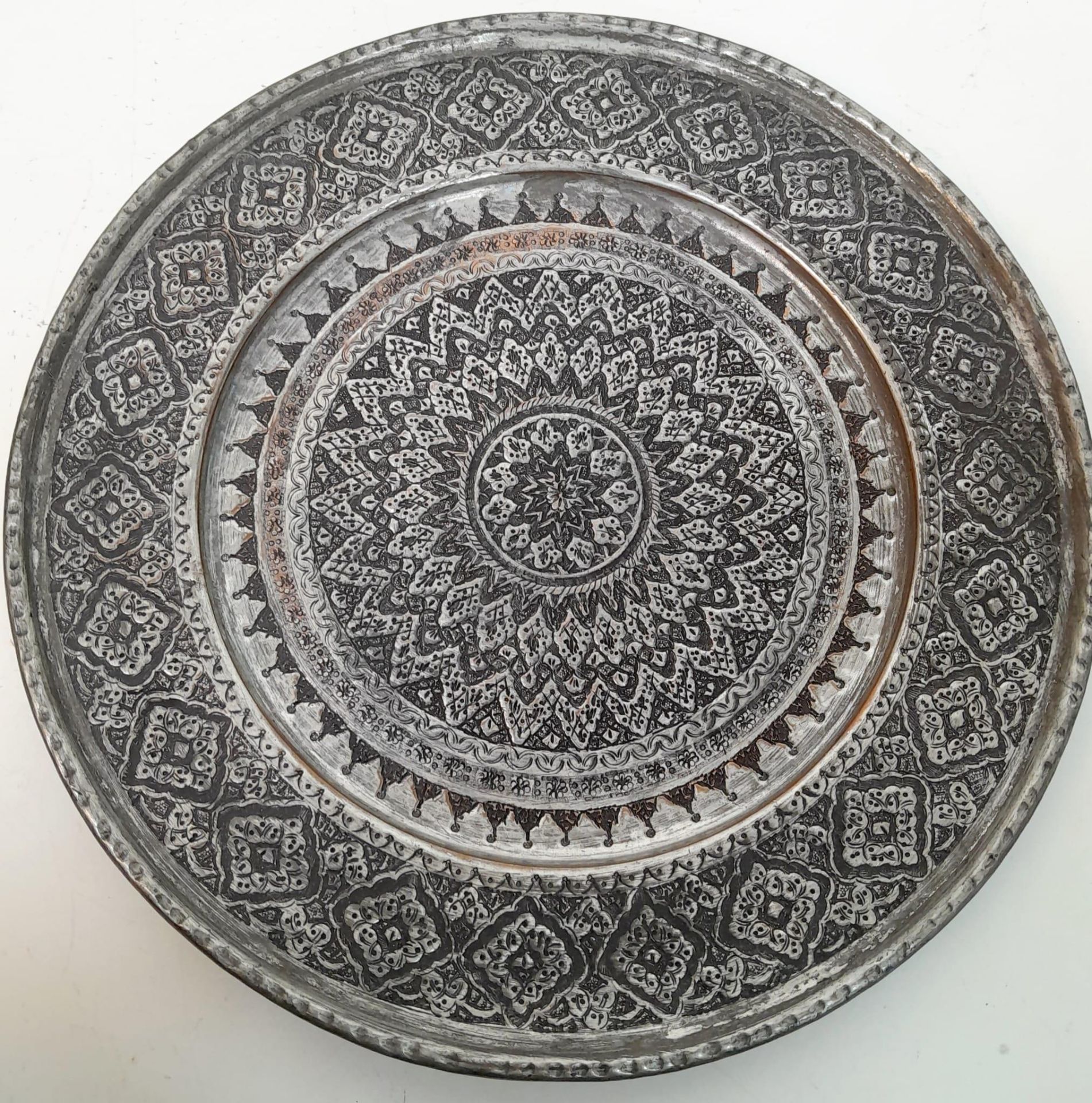 4 PERSIAN PEWTER AND BRASS ANTIQUE PLATES . - Image 3 of 6