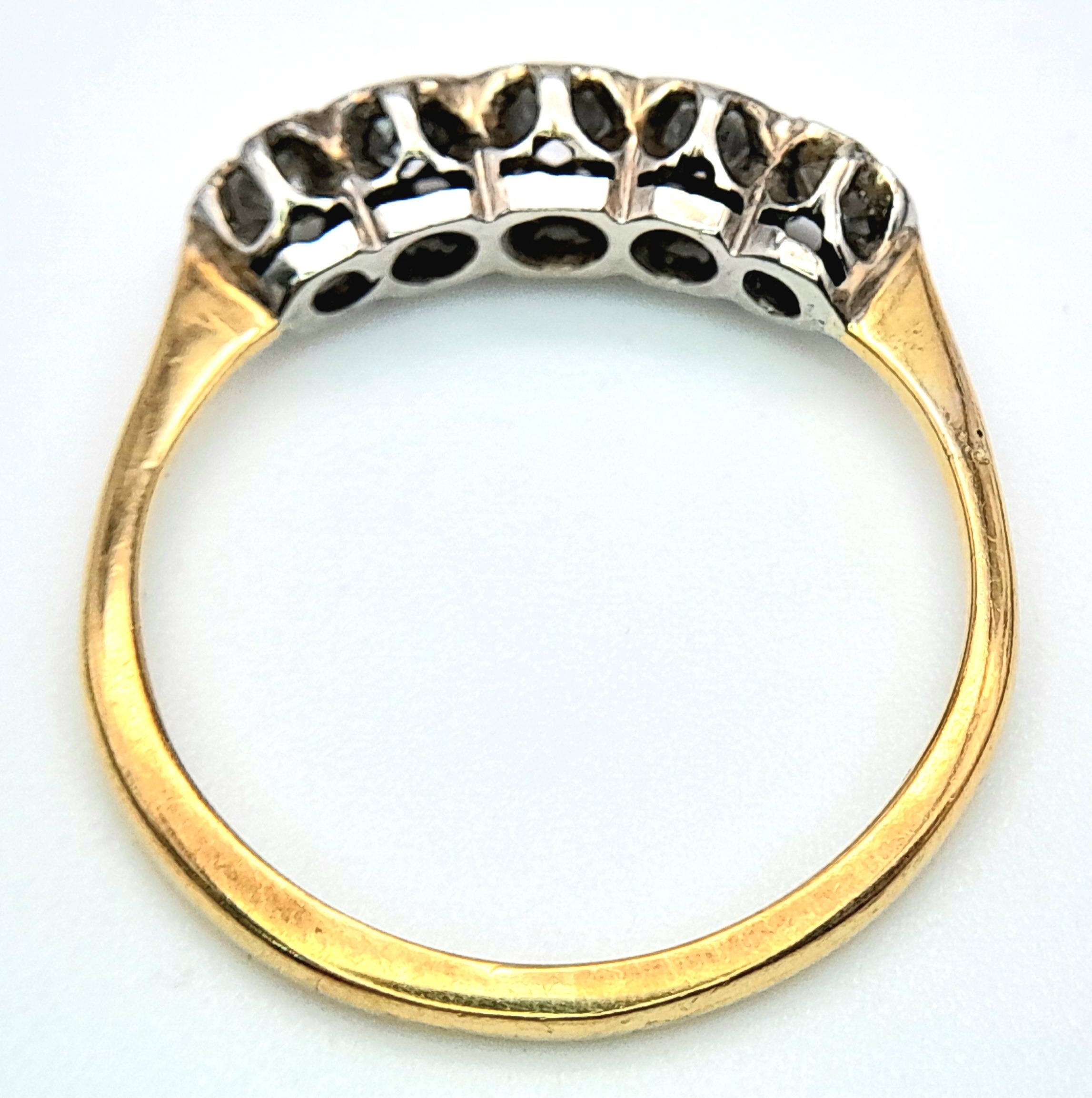 AN 18K YELLOW GOLD AND PLATINUM VINTAGE DIAMOND 5 STONE RING. 0.40CT. 2.5G. SIZE N - Image 5 of 6