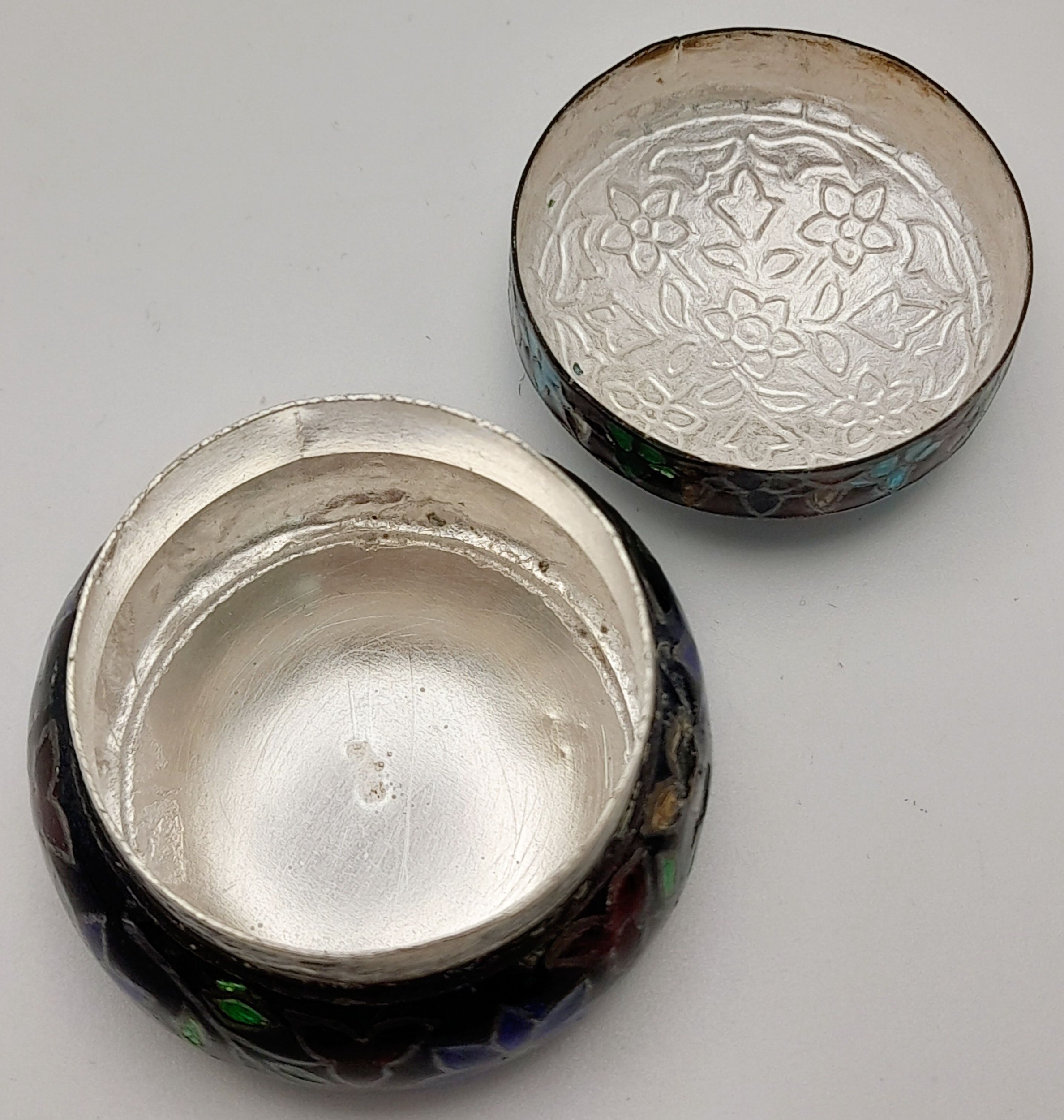 A DELIGHTFUL ENAMELLED SILVER PILL BOX . 22gms 3cms IN HEIGHT - Image 5 of 6