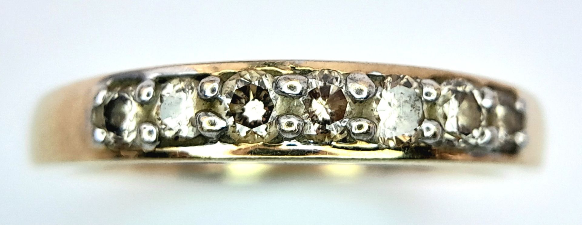 A 9K YELLOW GOLD DIAMOND SET BAND RING. 0.25ctw, Size N, 1.8g total weight. Ref: SC 8007 - Bild 4 aus 6