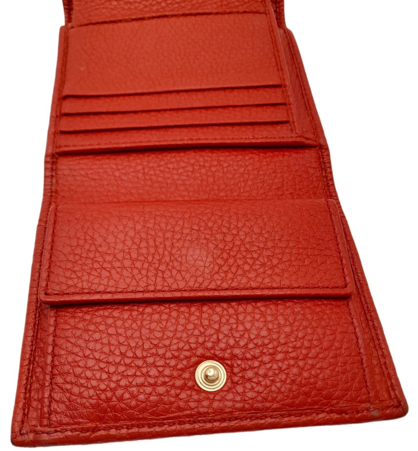 A Gucci Red Trifold Wallet. Leather exterior with the GG logo and press stud closure. Red leather - Bild 4 aus 10