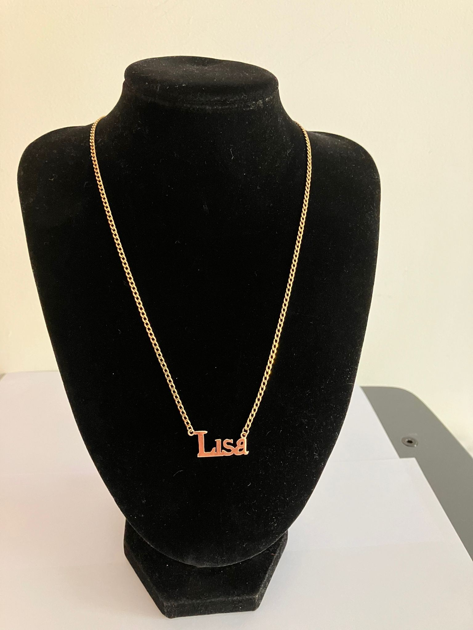 9 carat GOLD, CURB CHAIN NECKLACE with name of LISA. Full UK hallmark. 5.7 grams. 46 cm. - Image 4 of 11
