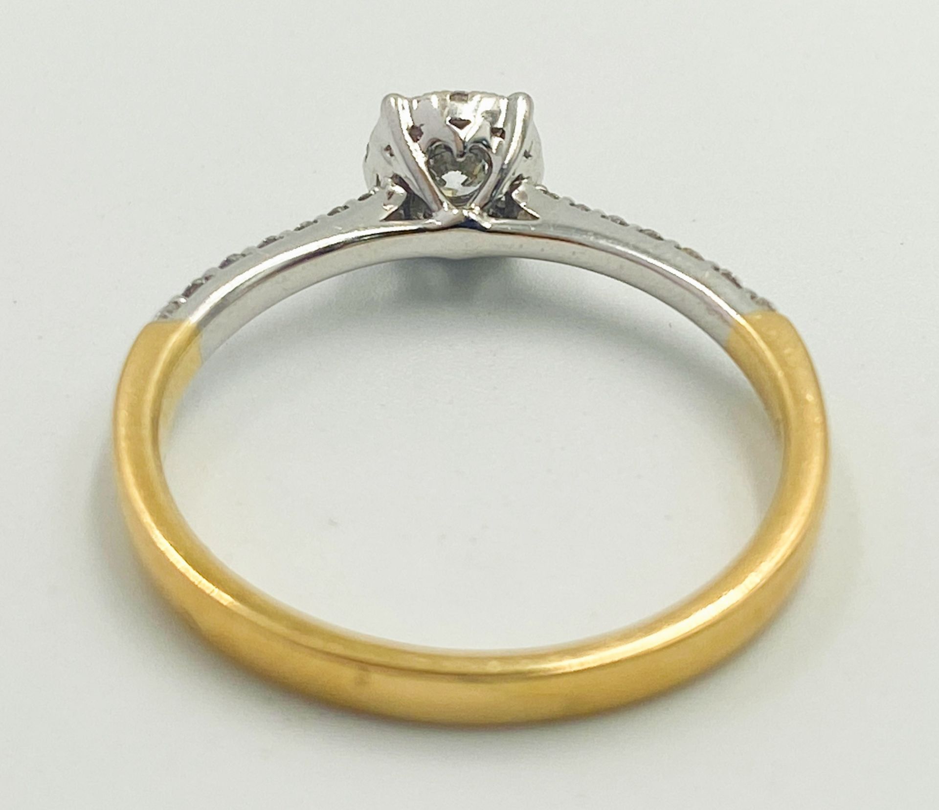 AN 18K YELLOW GOLD DIAMOND RING - 0.30CT. 2.5G. SIZE N. - Image 4 of 6