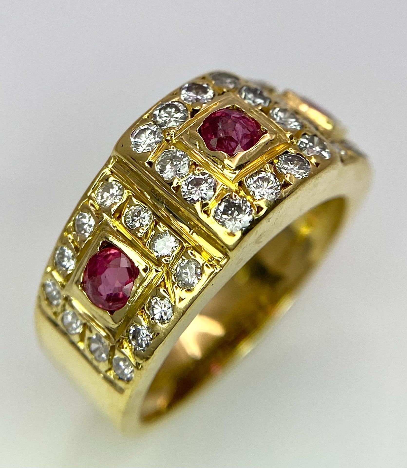 AN 18K YELLOW GOLD DIAMOND & RUBY RING. 0.60ctw, size K, 6.8g total weight. Ref: SC 8072 - Bild 3 aus 9