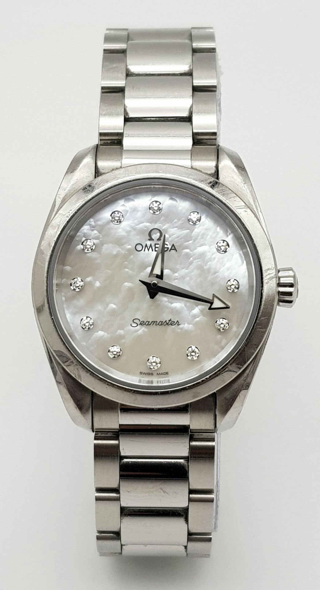 A STUNNING OMEGA "SEAMASTER" LADIES WATCH IN STAINLESS STEEL WITH MOTHER OF PEARL DIAL AND DIAMOND - Image 2 of 8