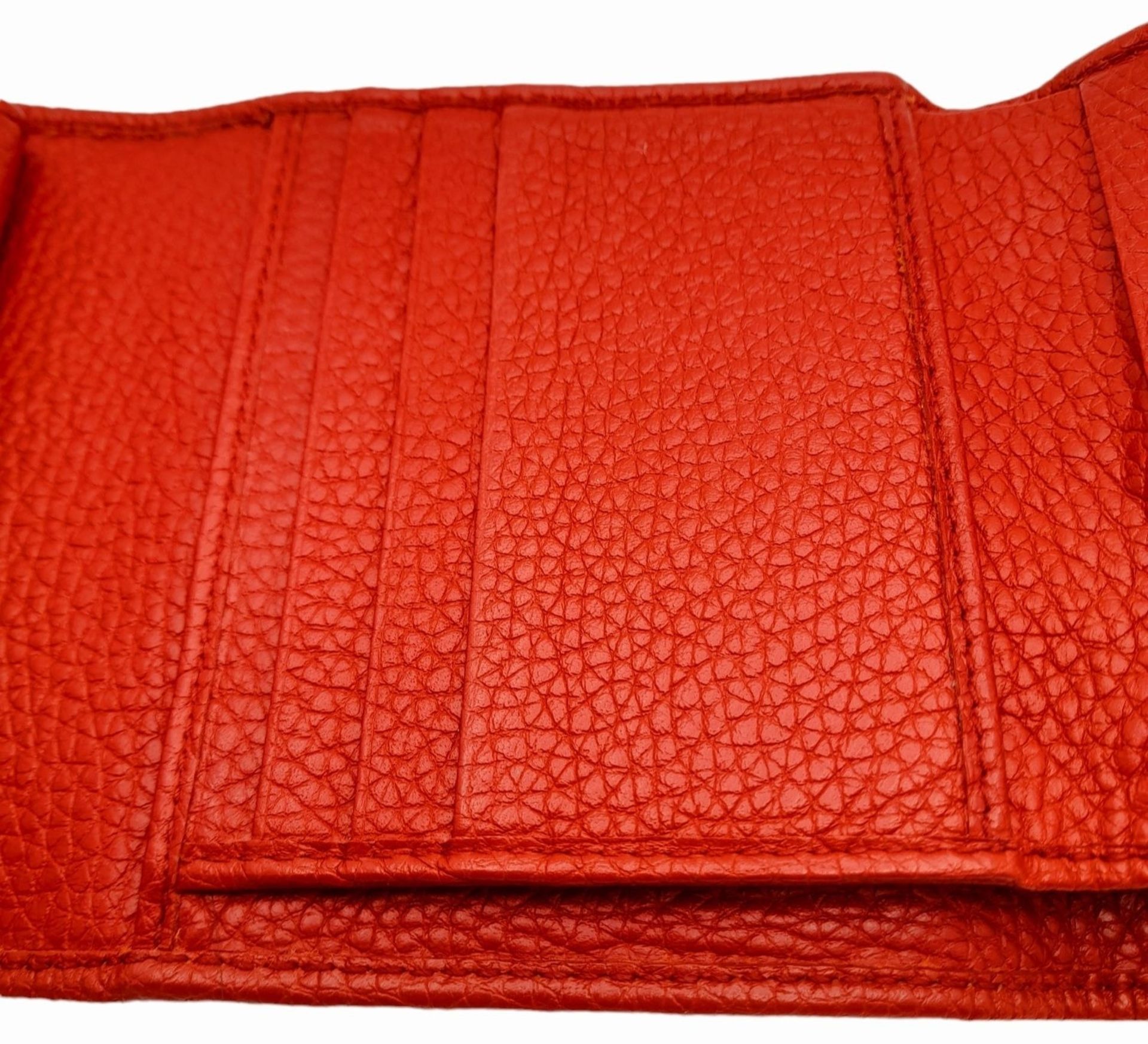 A Gucci Red Trifold Wallet. Leather exterior with the GG logo and press stud closure. Red leather - Bild 5 aus 10