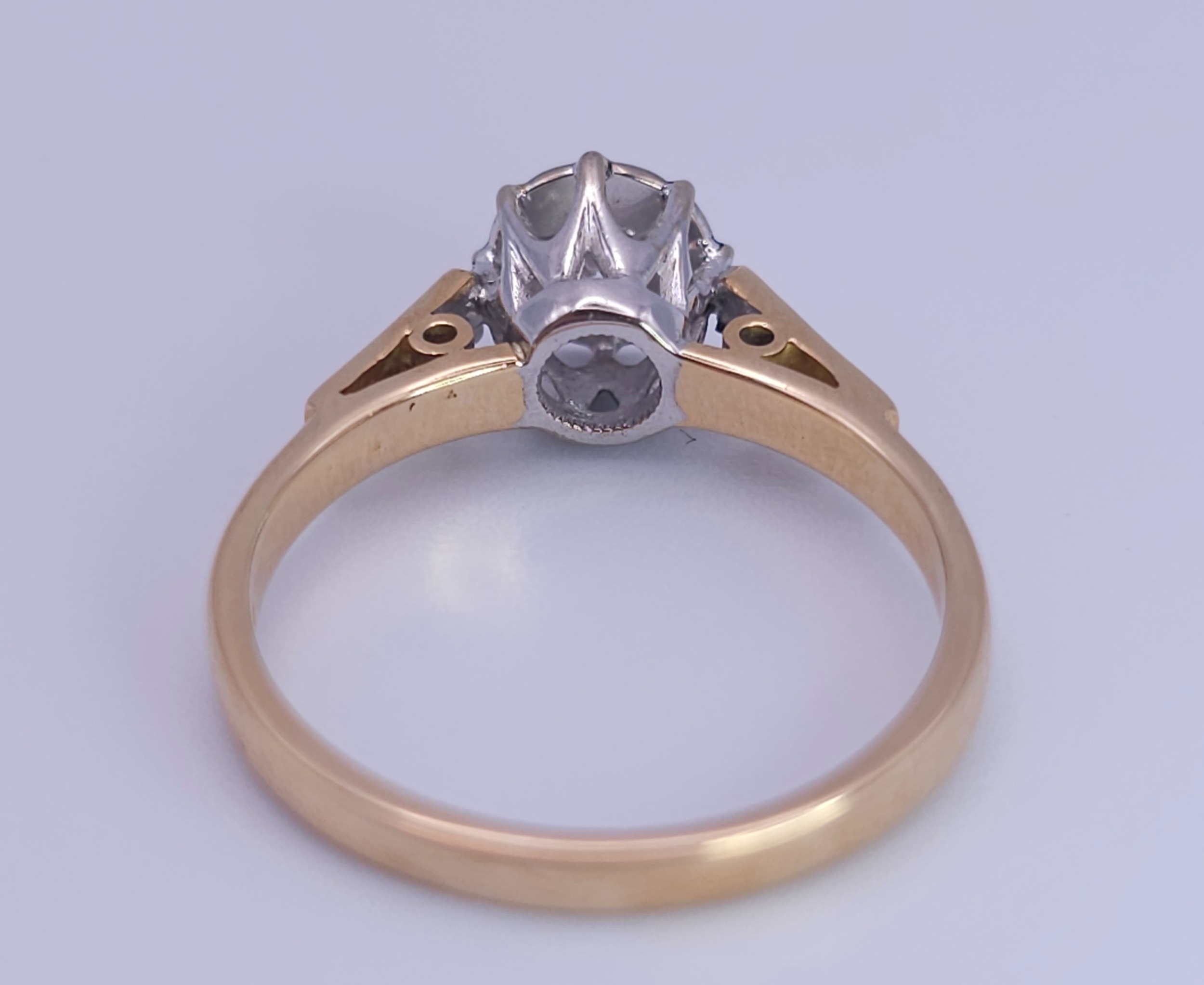 AN 18K YELLOW GOLD DIAMOND SOLITAIRE RING. 3.4G. SIZE O. - Image 4 of 7