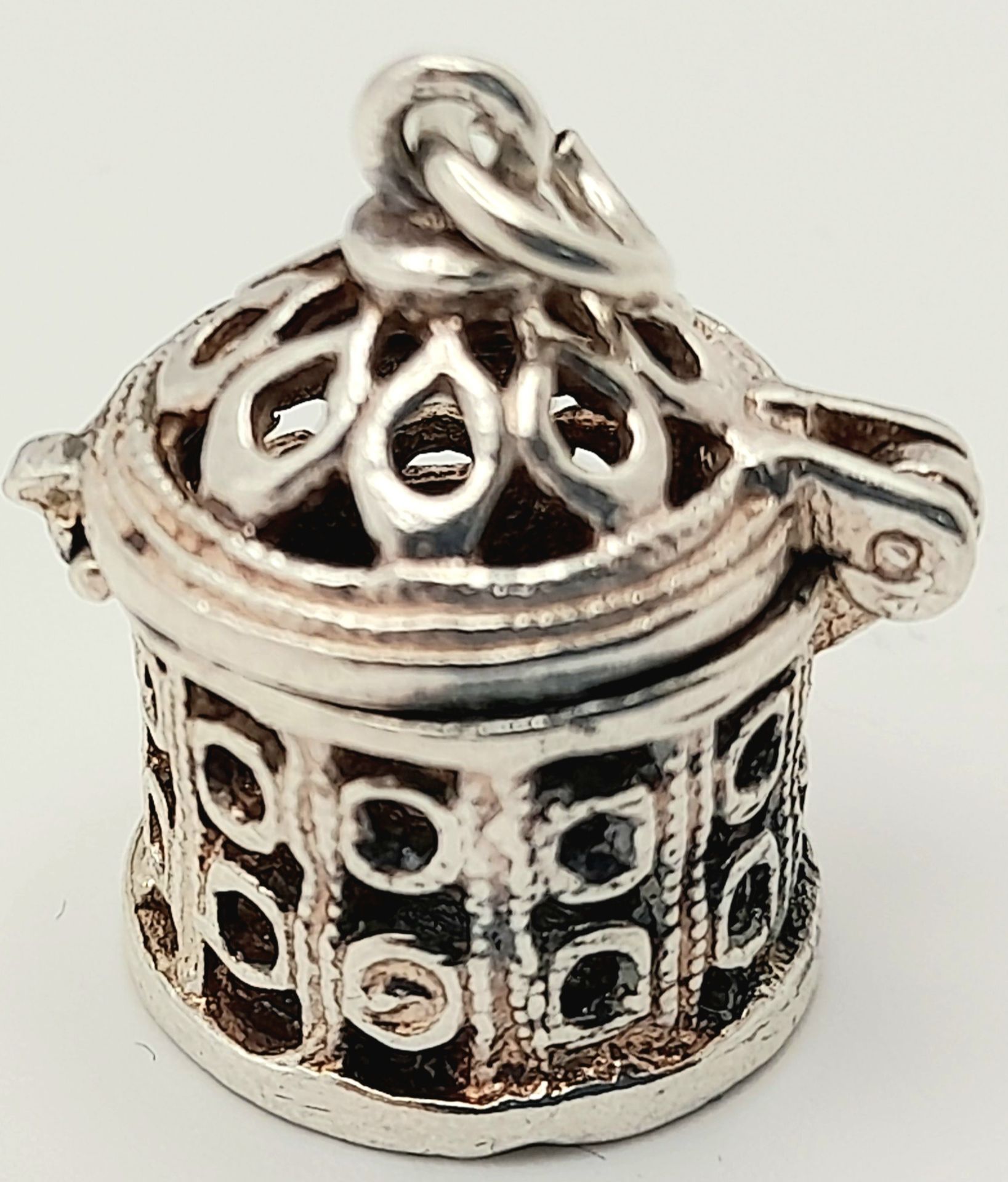 A STERLING SILVER ASPIRIN TABLET BOX CHARM ENGRAVED WITH THE WORD ASPIRINS, WHICH OPENS. 2.2cm