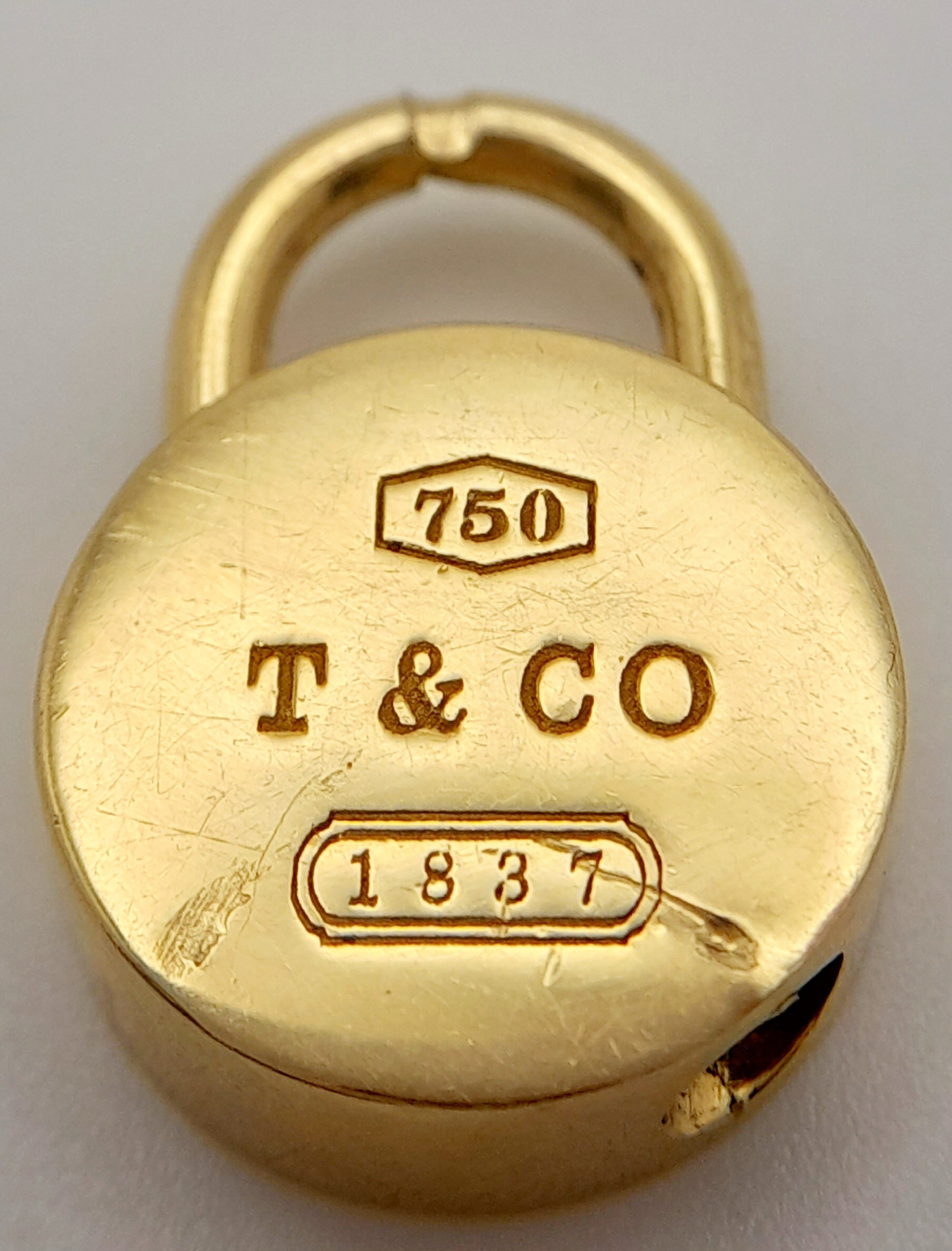 AN 18K YELLOW GOLD TIFFANY & CO FULLY WORKING PADLOCK CHARM. 2cm length, 13.5g total weight. Ref: SC - Image 2 of 6