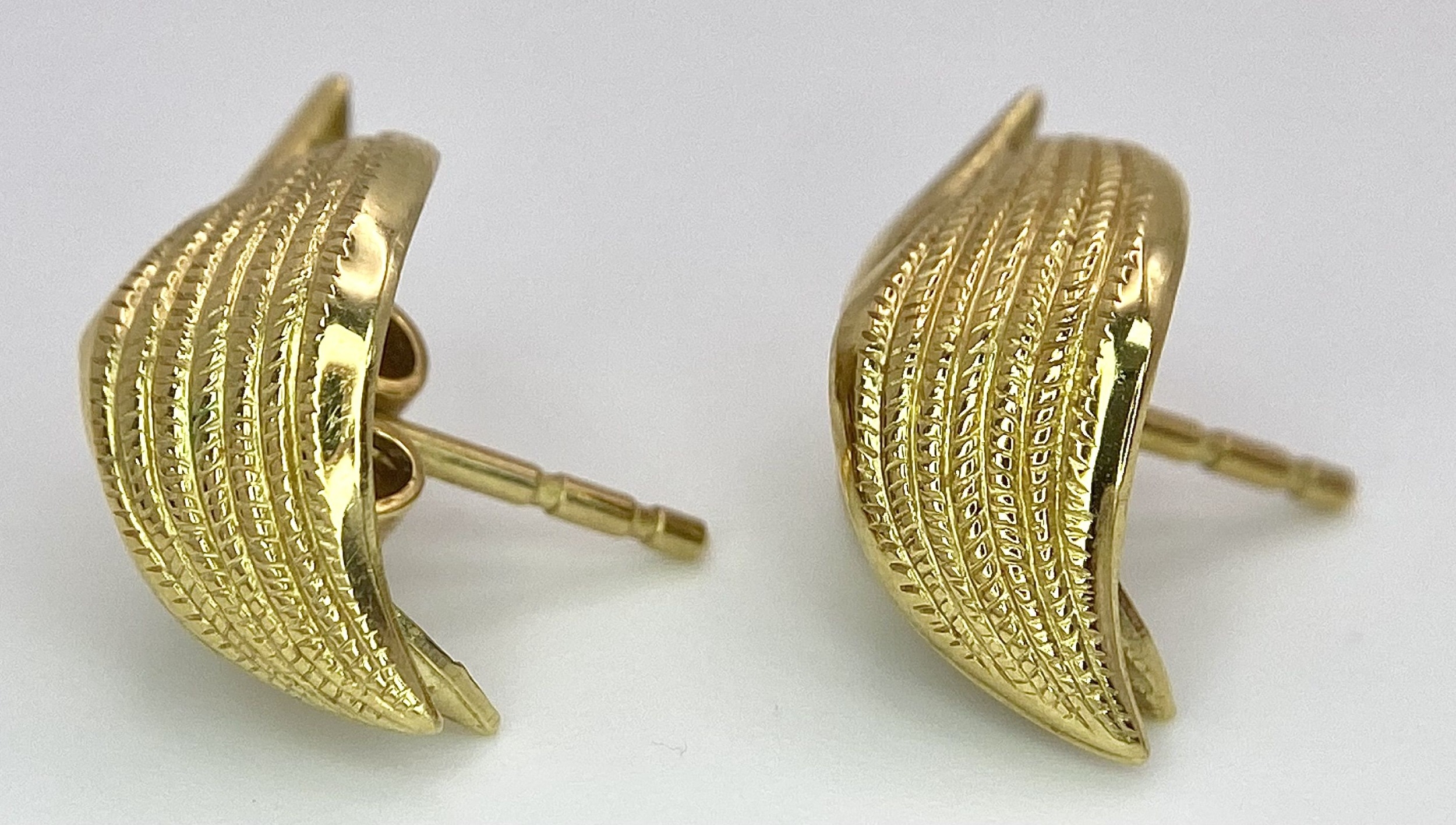 A Pair of 18K Yellow Gold Decorative Leaf Earrings. 3.2g - Image 3 of 7