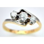 AN 18K YELLOW GOLD, DIAMOND SET, CROSSOVER 3 STONE RING. 0.25CT. 2.8G. SIZE L