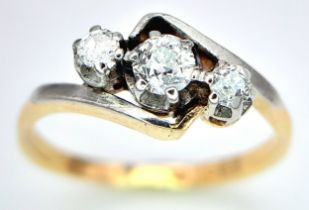 AN 18K YELLOW GOLD, DIAMOND SET, CROSSOVER 3 STONE RING. 0.25CT. 2.8G. SIZE L