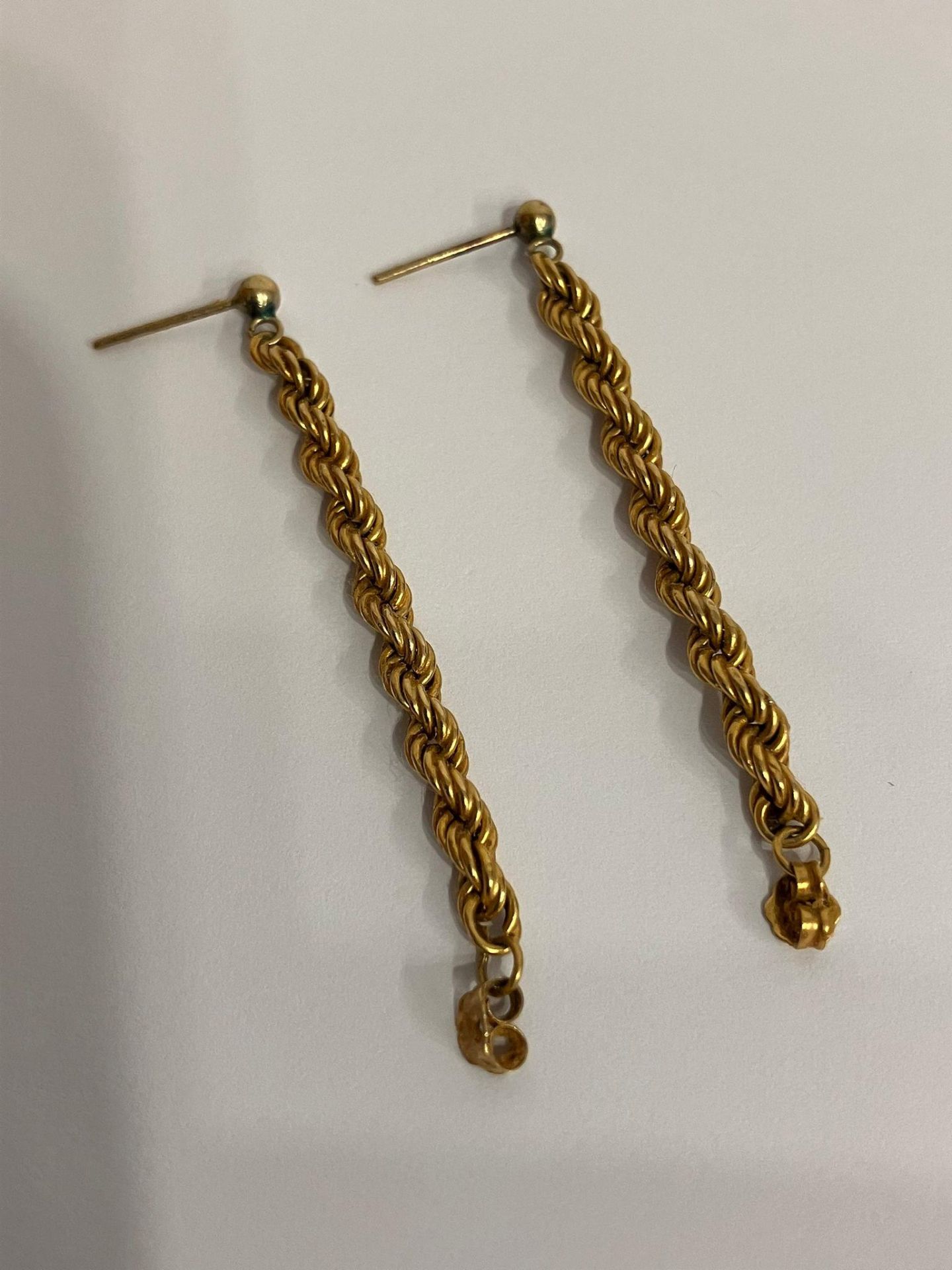 Classic pair of 9 carat GOLD ROPE EARRINGS. 1.5 grams. - Image 3 of 5