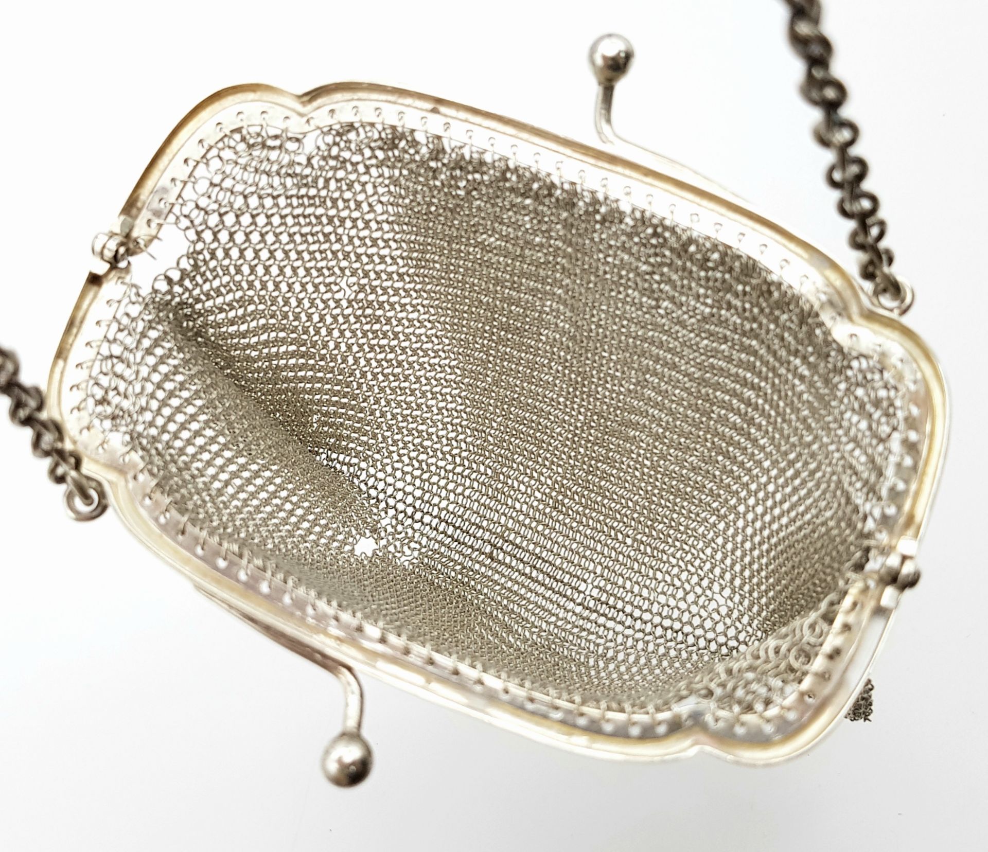 An Antique Silver Chain Link Purse. Hallmarks for London, 1915. 12cm length x 9cm height. 91g - Image 3 of 5