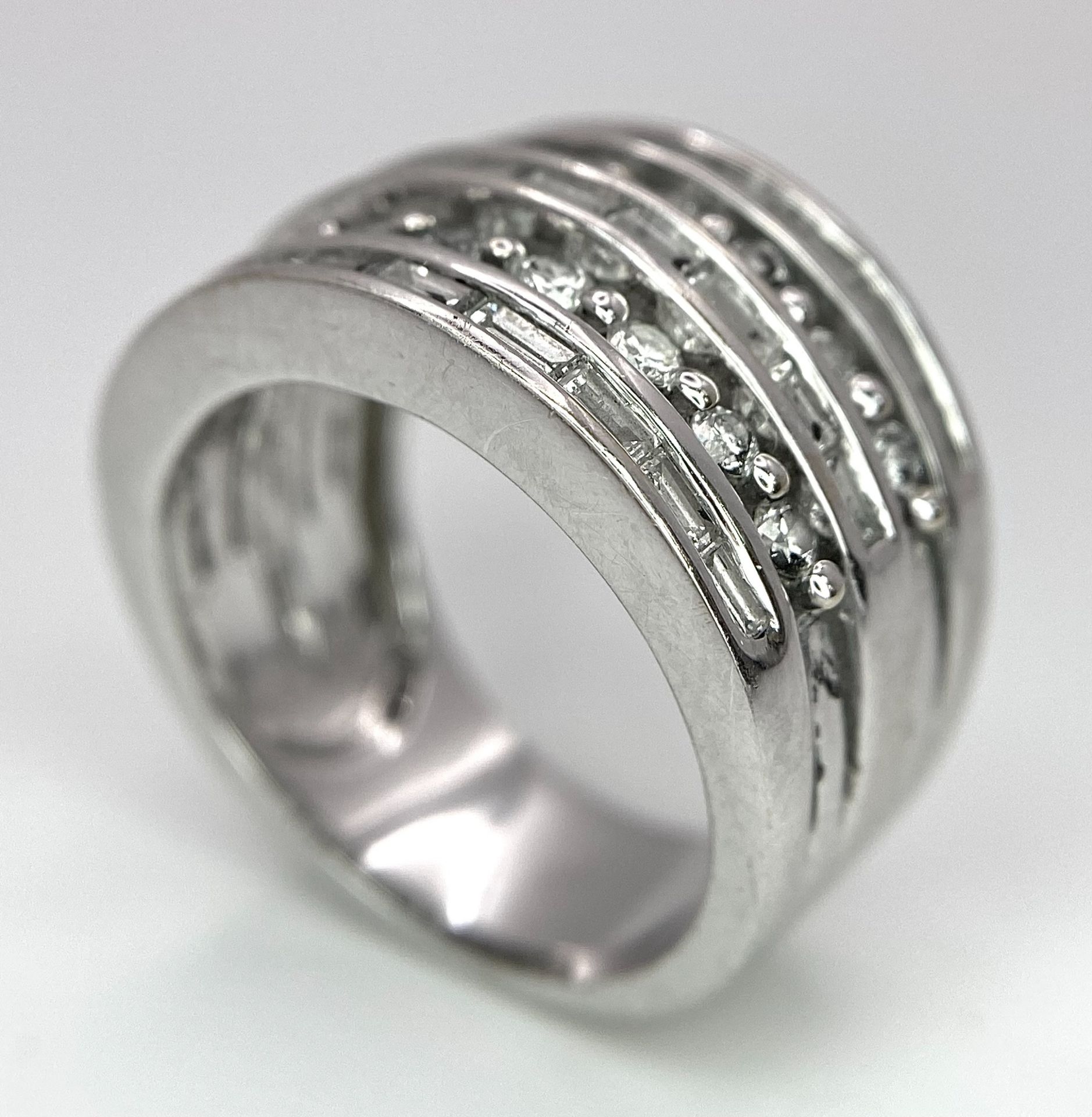 AN 18K WHITE GOLD 5 ROW DIAMOND RING. MIXTURE OF ROUND BRILLIANT CUTS AND BAGUETTE CUT DIAMONDS. - Image 5 of 9