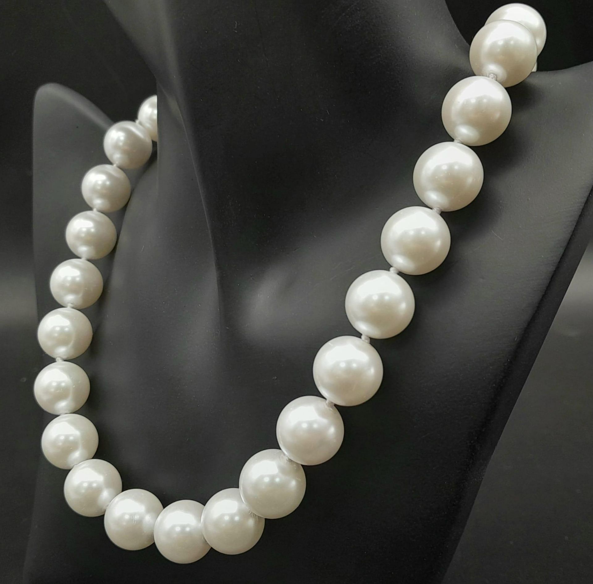 A Lovely Bright White South Sea Pearl Shell Bead Necklace. 14mm beads. 42cm necklace length. - Bild 2 aus 5