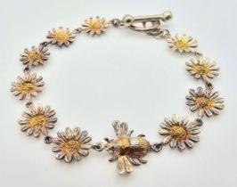 A STERLING SILVER SUNFLOWER AND BEE BRACELET WITH T BAR CLASP. 19.5cm, 13.2g total weight. Ref: SC