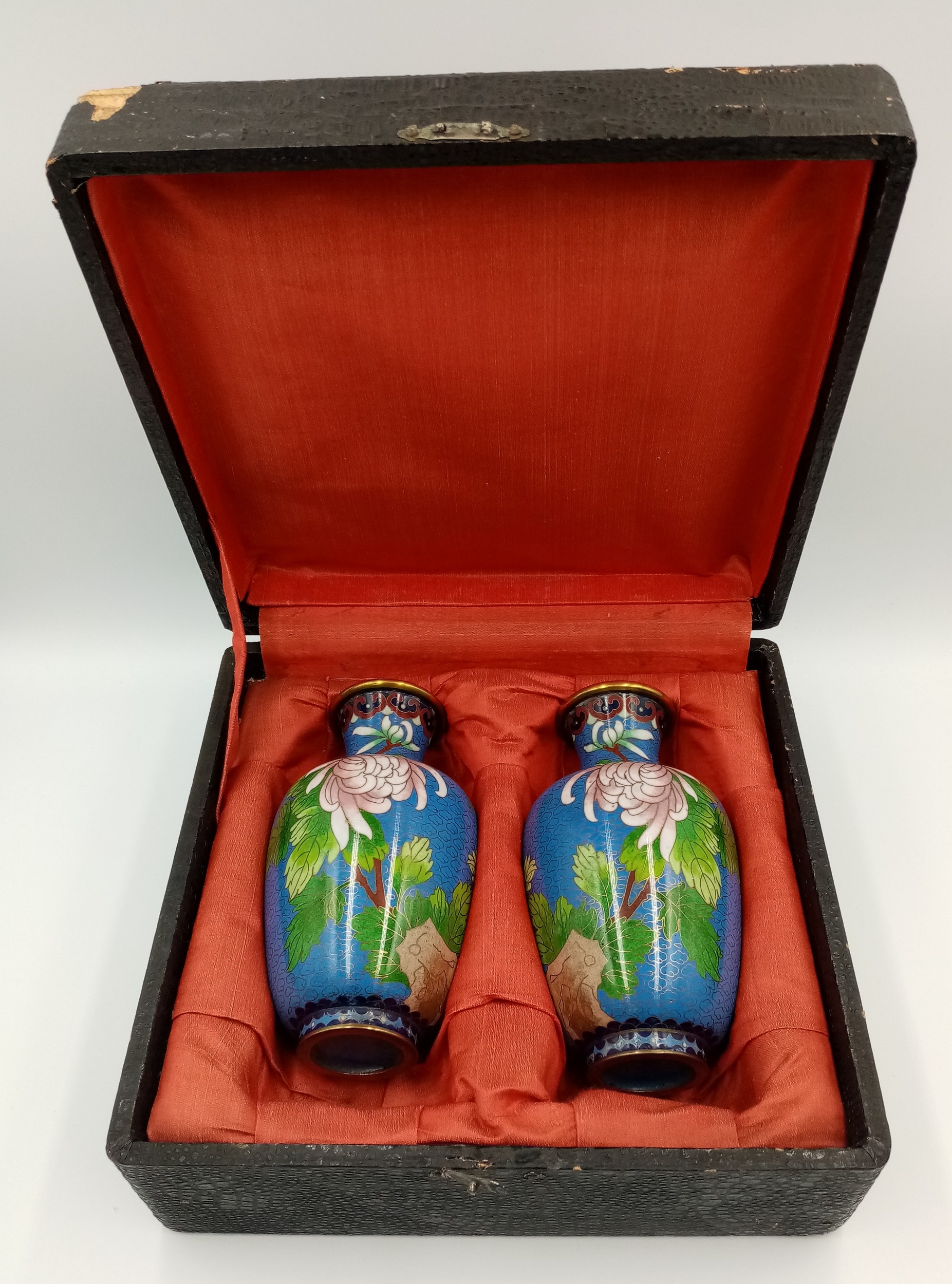 A Pair of Vintage Chinese Cloisonné Sky Blue Decorative Vases. 16cm tall. In fitted case. - Image 5 of 5