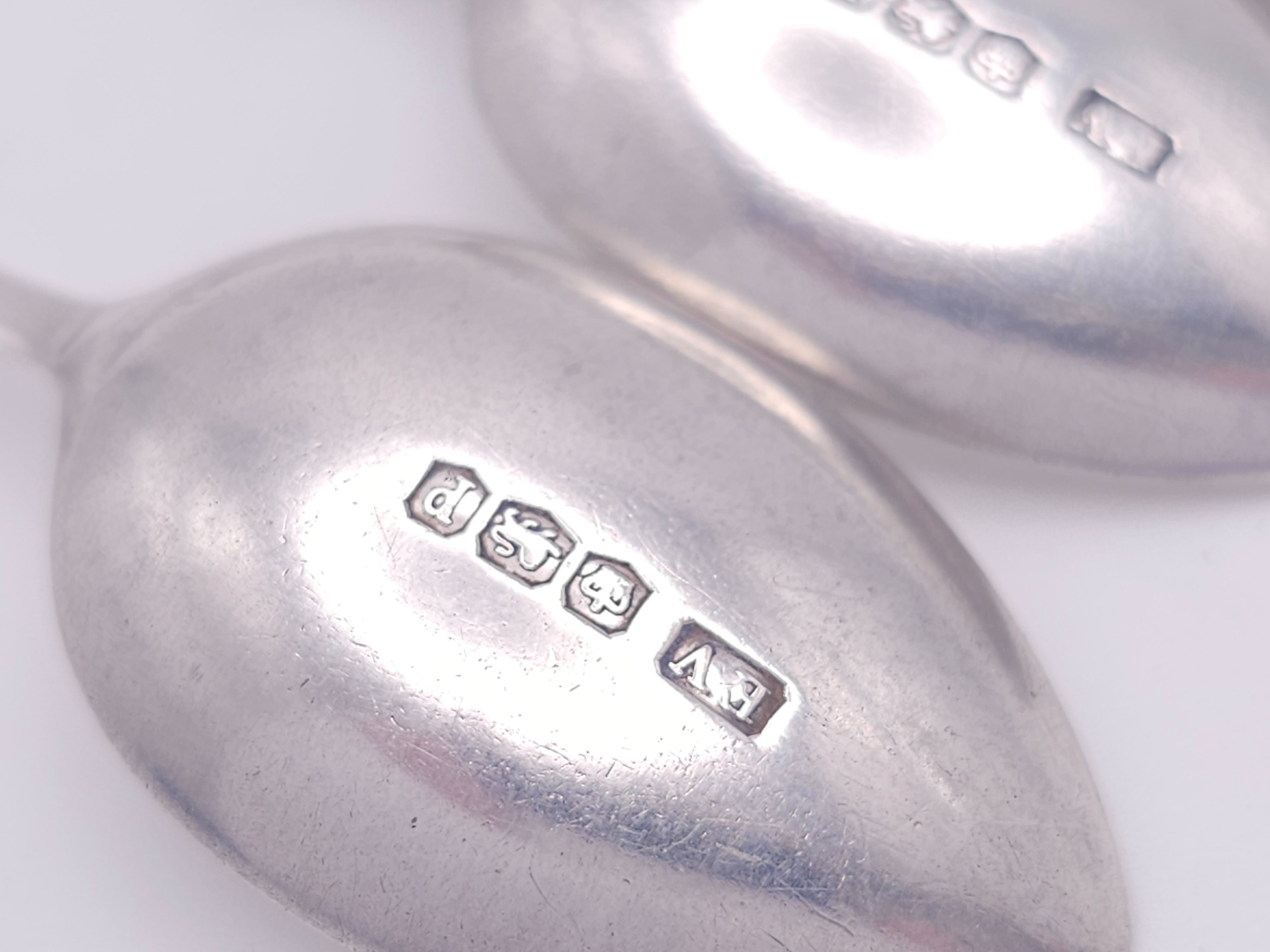 Three 1932 Sterling Silver Teaspoons. Sheffield hallmarks. 9.5cm. 28g. - Image 2 of 4