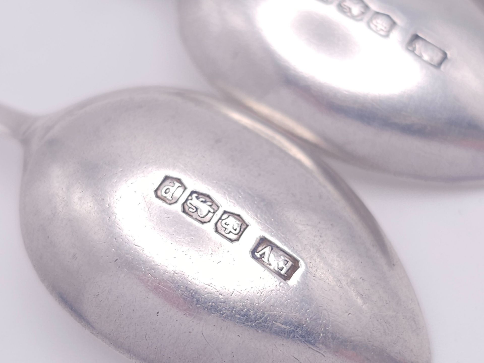 Three 1932 Sterling Silver Teaspoons. Sheffield hallmarks. 9.5cm. 28g. - Bild 2 aus 4