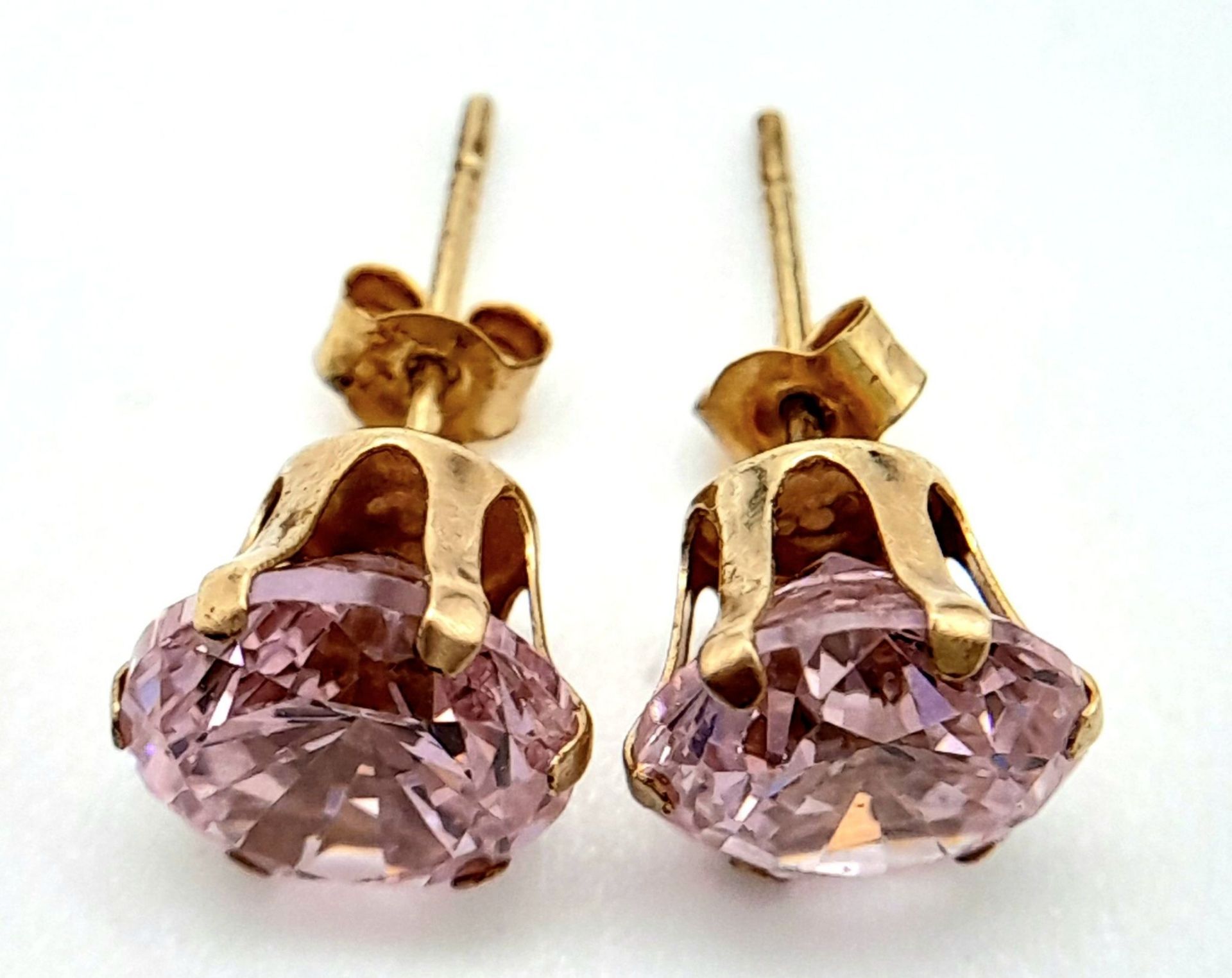 A 9 K yellow gold stud earrings with pink stones, weight: 1.4 g. - Image 3 of 5