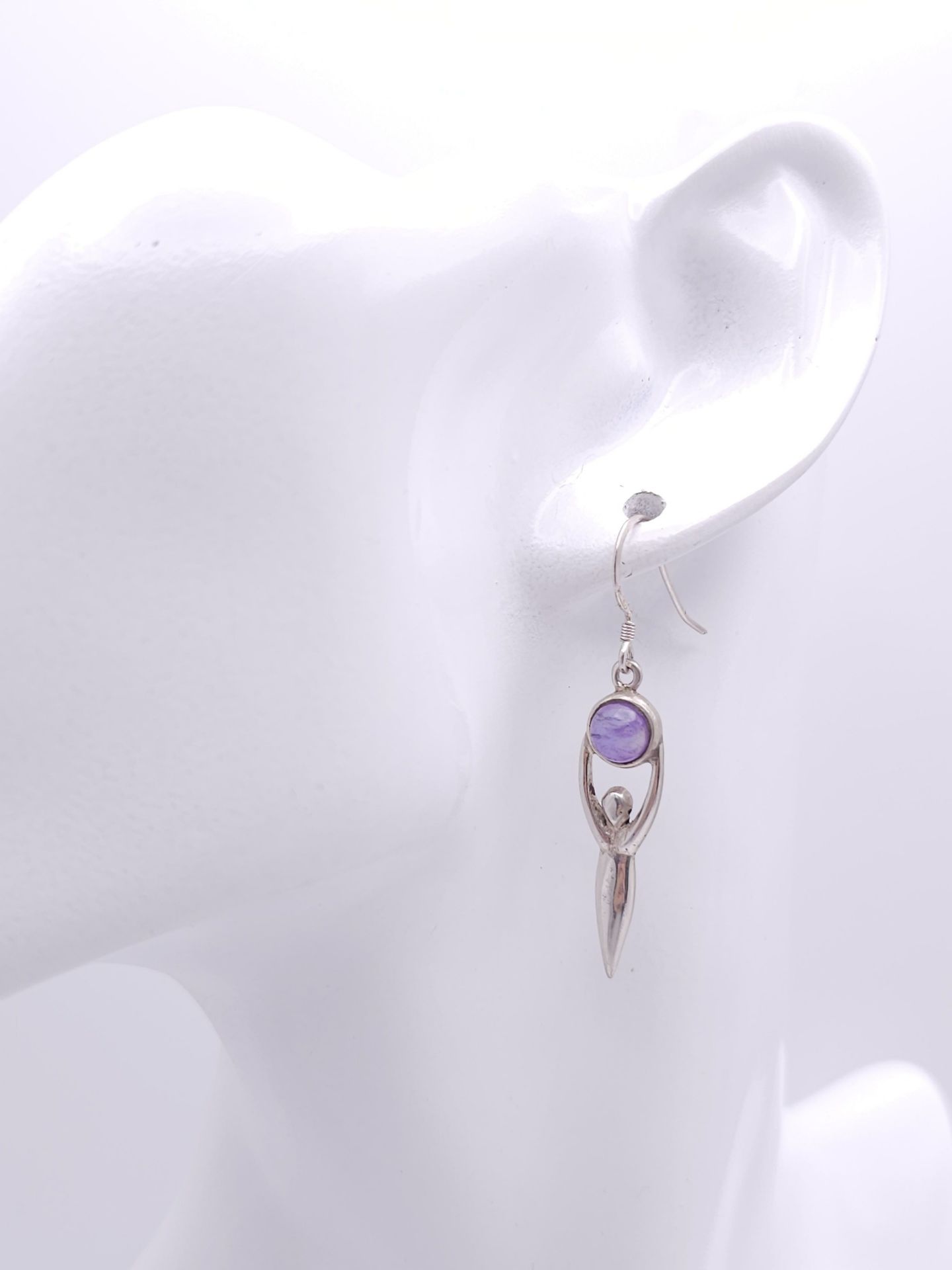 A Pair of Sterling Silver and Amethyst Cabochon ‘Goddess’ Earrings. 4.5cm Drop. Set with 6mm Round - Bild 7 aus 7