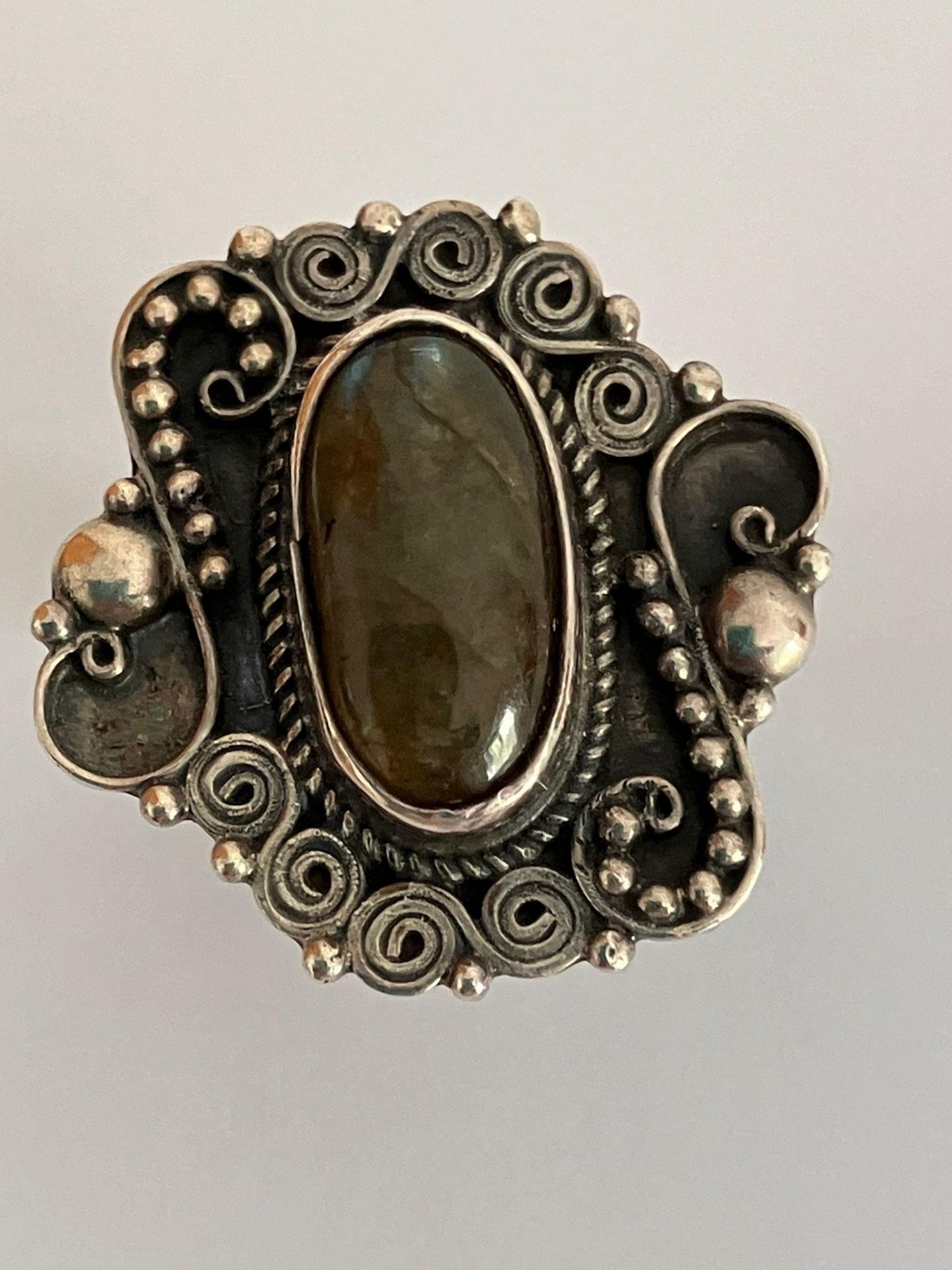 Vintage SILVER and LABRADORITE RING. Consisting a polished Oval LABRADORITE set on a magnificent - Bild 7 aus 7
