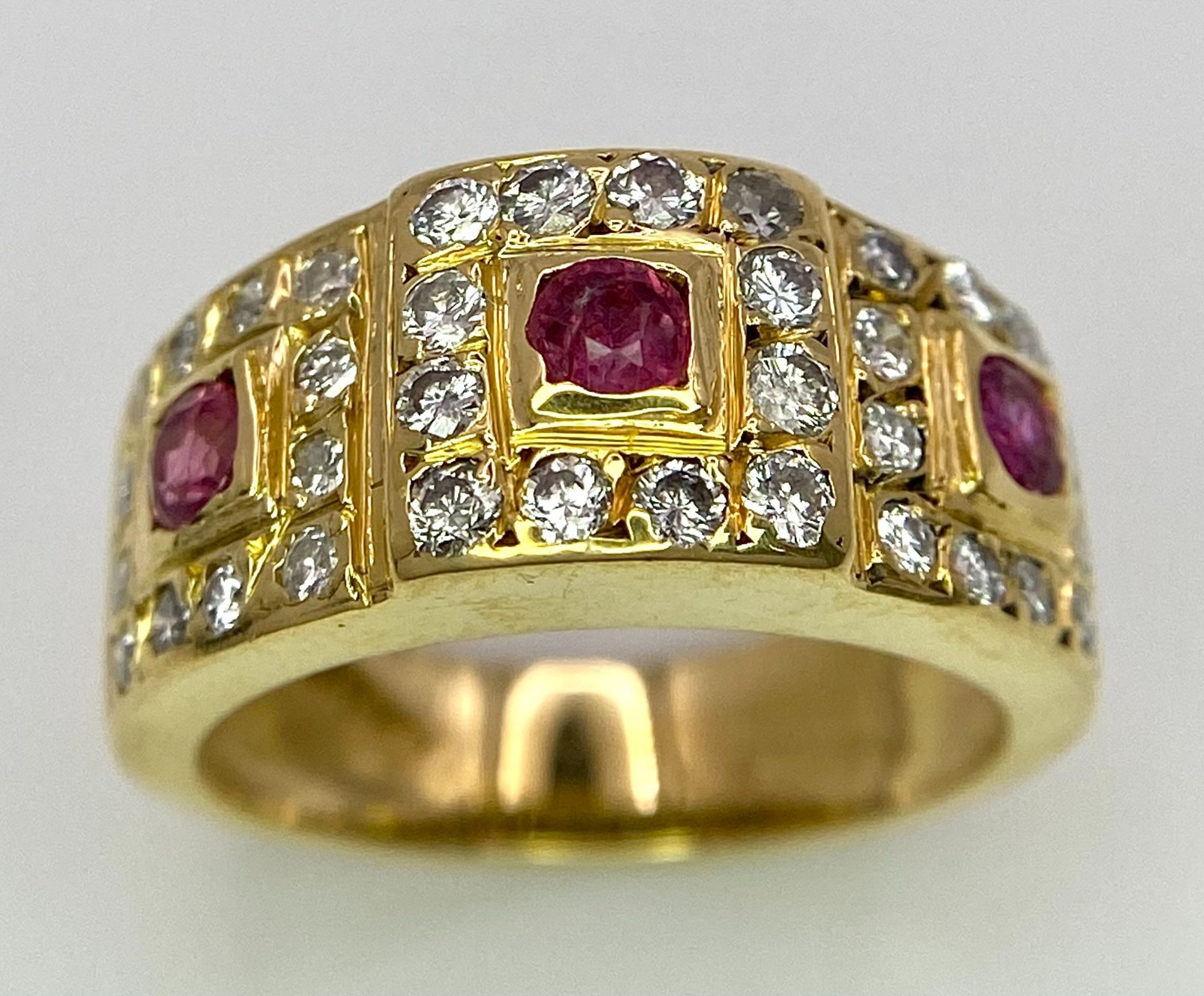 AN 18K YELLOW GOLD DIAMOND & RUBY RING. 0.60ctw, size K, 6.8g total weight. Ref: SC 8072 - Bild 2 aus 9