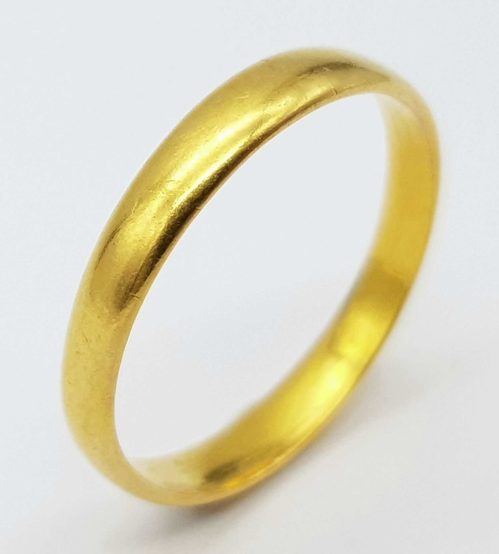 A 22 K yellow gold convex band ring, size: O, weight: 2.4 g.