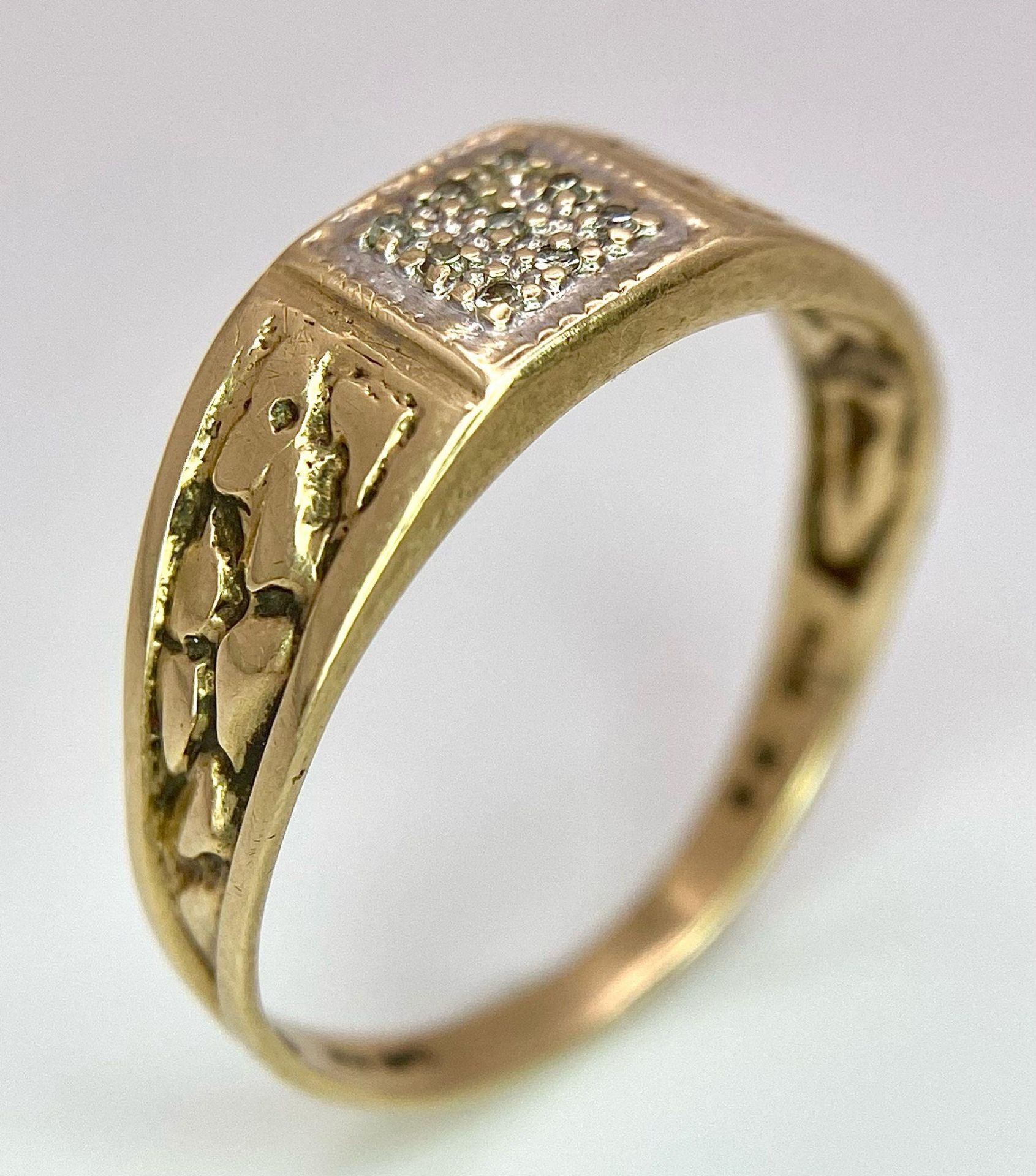 A VINTAGE GENTS 9K YELLOW GOLD DIAMOND BAND RING WITH PATTERNED SHOULDERS - 0.01CT DIAMOND - 2G - Image 2 of 6