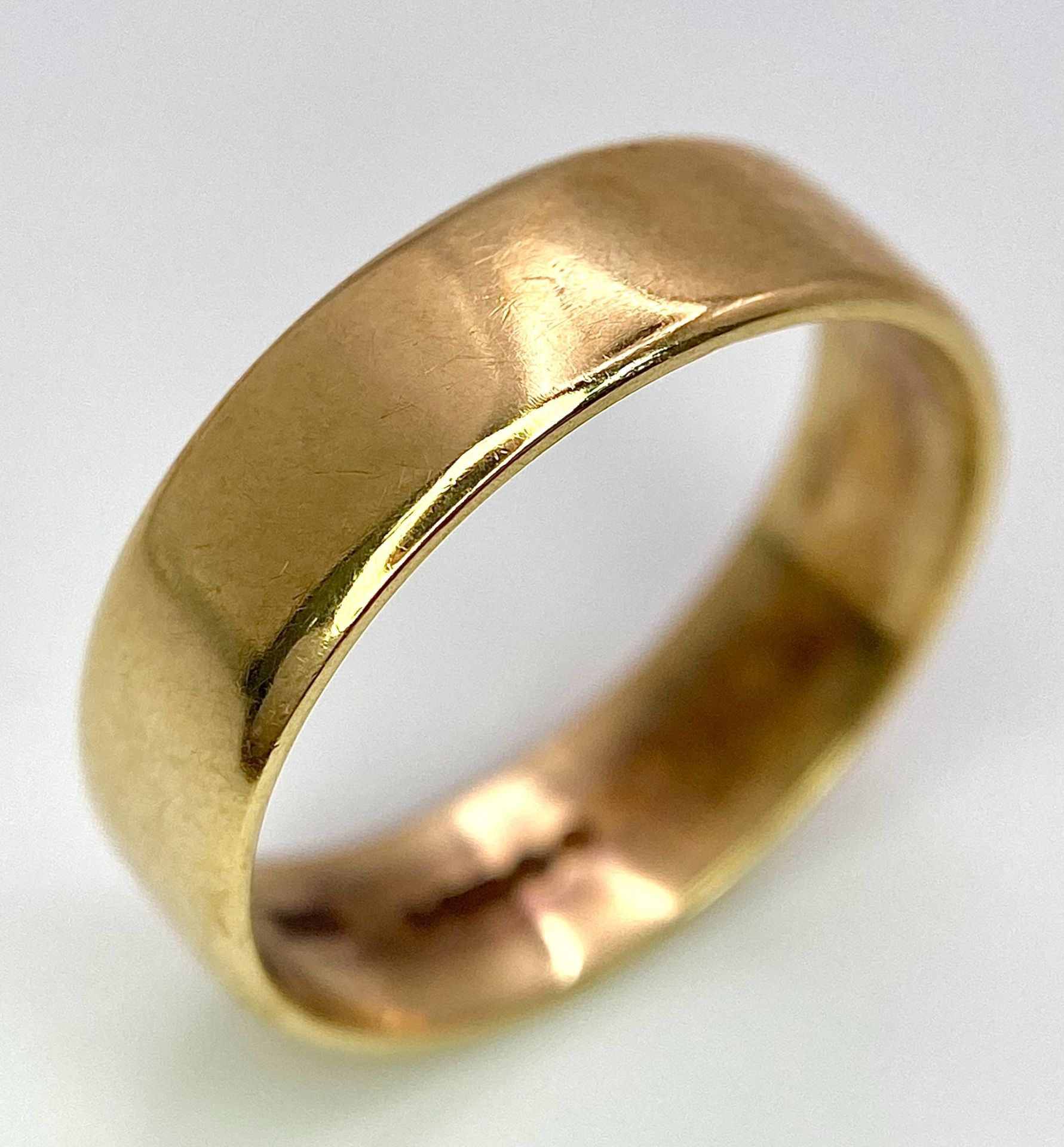 A Vintage 9K Yellow Gold Band Ring. 5mm width. 3.6g weight. Full UK hallmarks.
