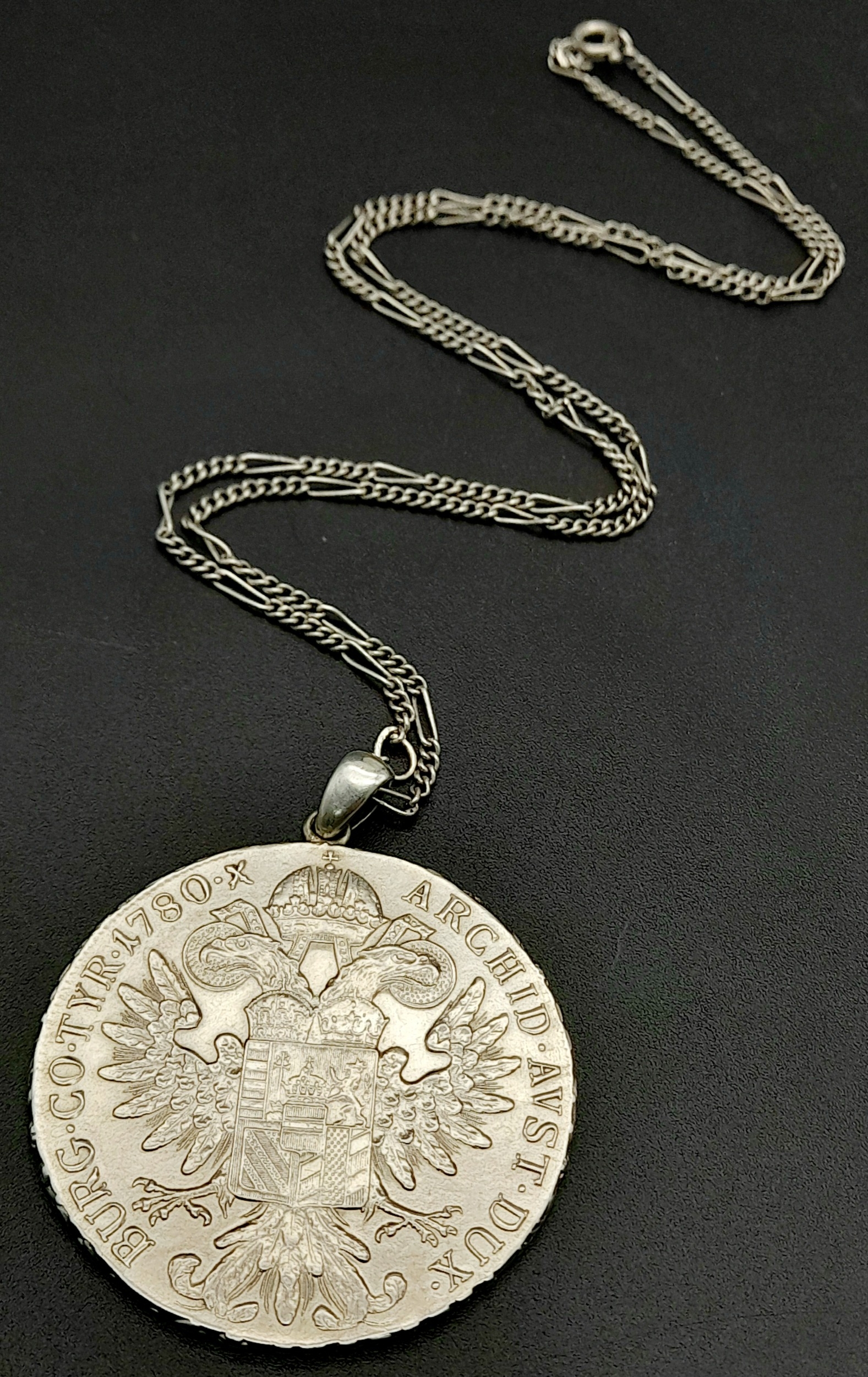A Silver Theresia Coin and Chain. 31.64g. Ref: 610001Q.
