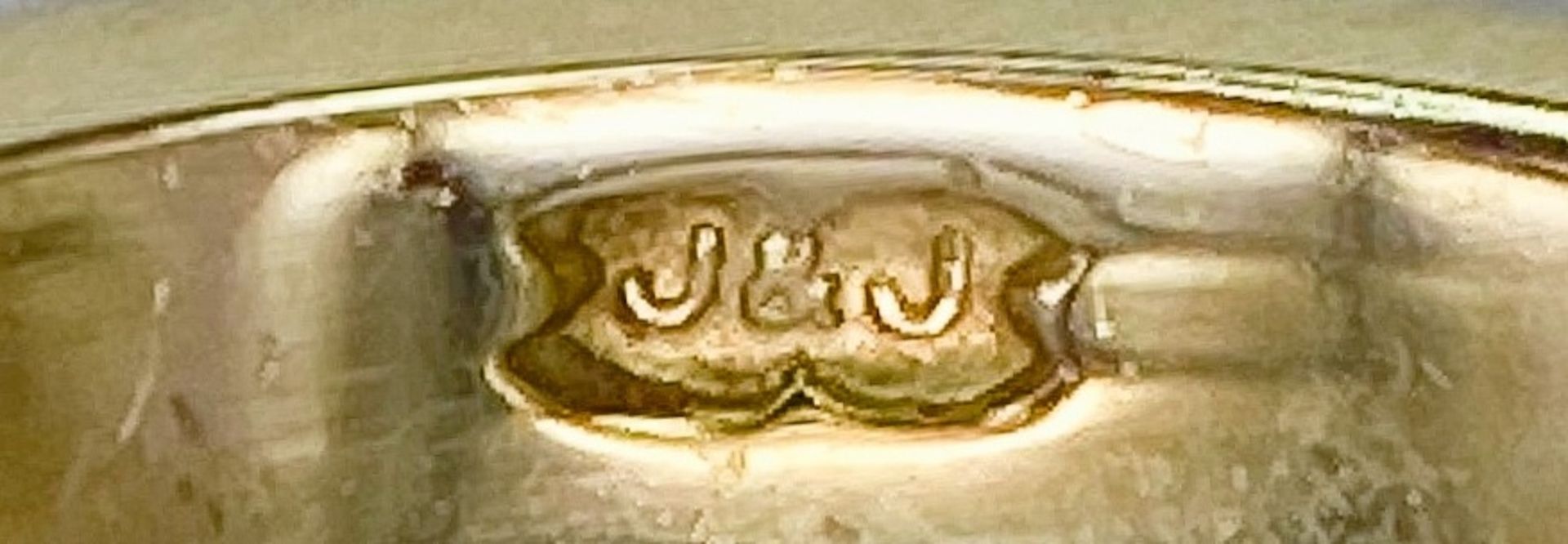 A 9K YELLOW GOLD DIAMOND & SAPPHIRE CLUSTER RING. Size J, 2.8g total weight. Ref: SC 8030 - Bild 4 aus 4