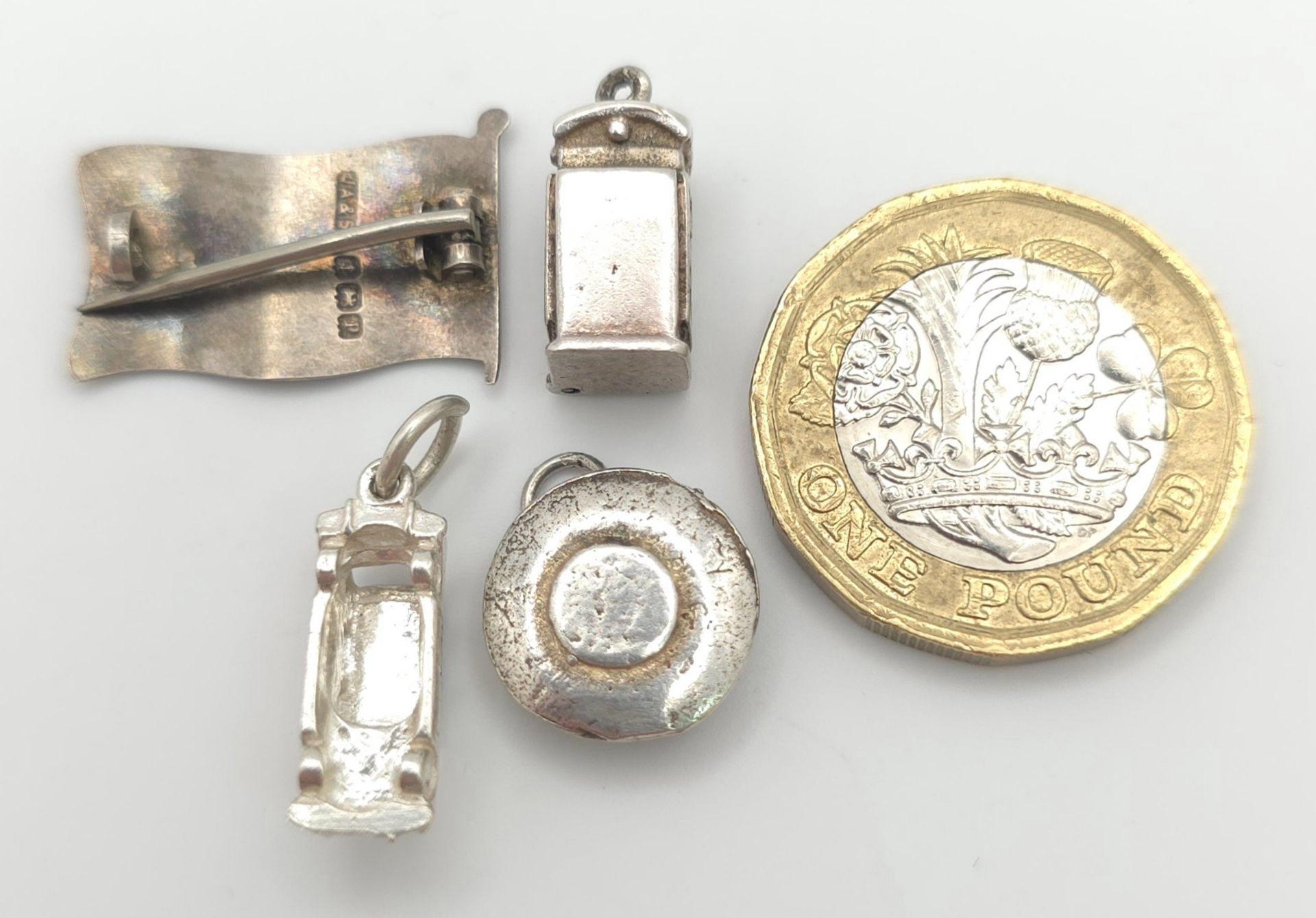 A STERLING SILVER LONDON THEMED COLLECTION OF ITEMS - UNION JACK FLAG BROOCH, CUP OF TEA CHARM, - Image 4 of 5