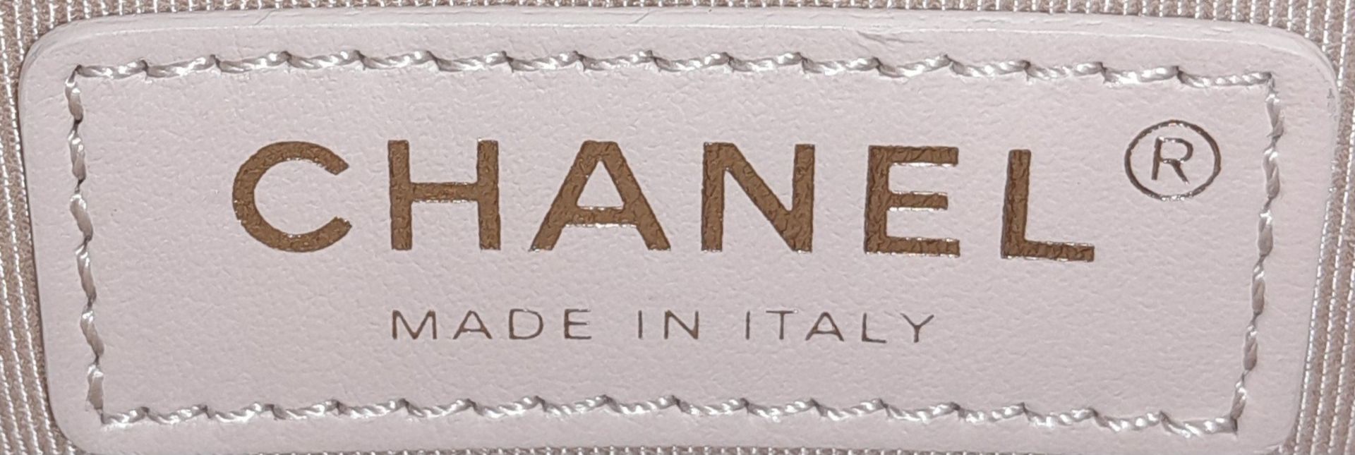 A Chanel Two-Way Chain Shoulder Bag. Beige caviar leather. Gold tone hardware. Spacious interior - Bild 12 aus 13