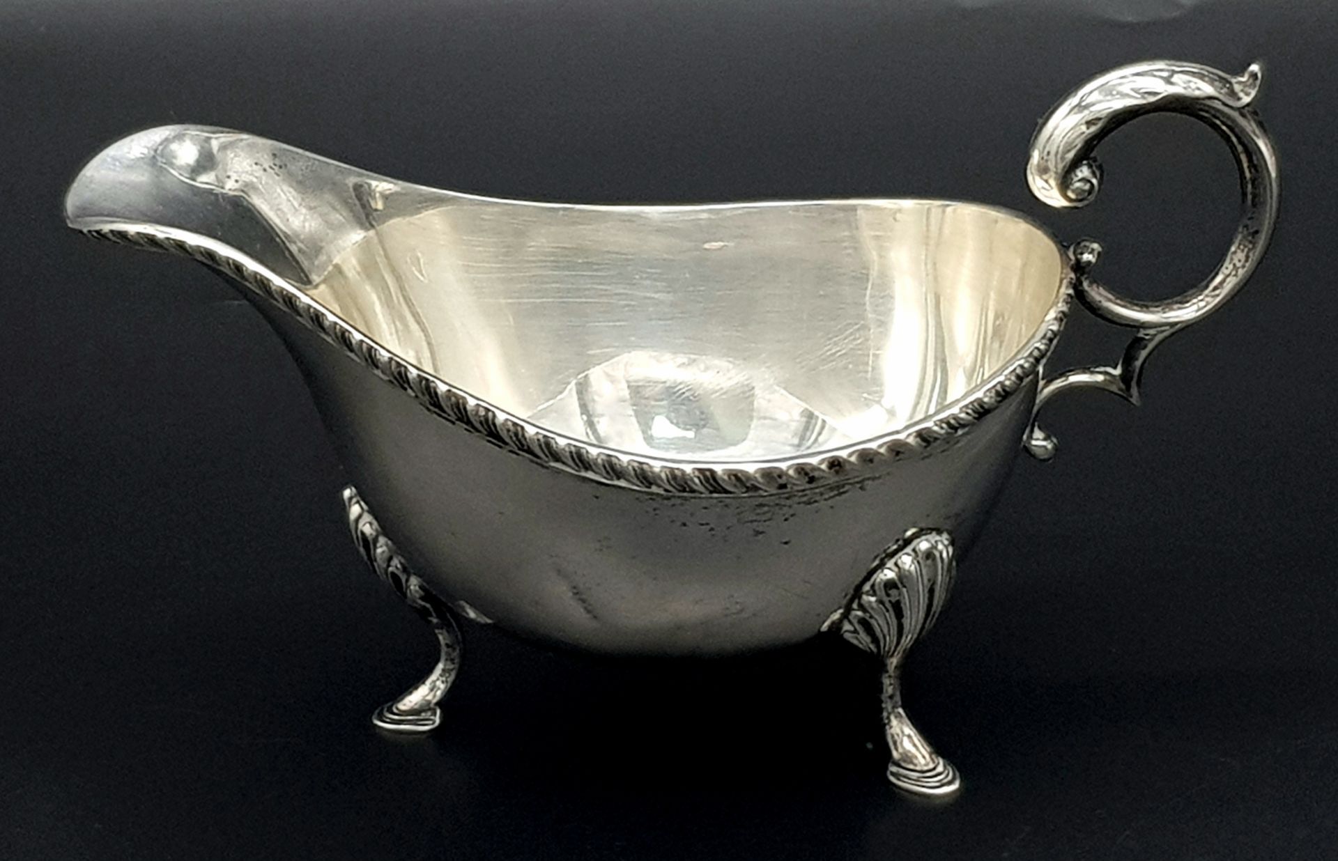 An Almost Antique Sterling Silver Gravy Boat. Scroll handle and shell decorative legs. Hallmarks for - Bild 4 aus 6