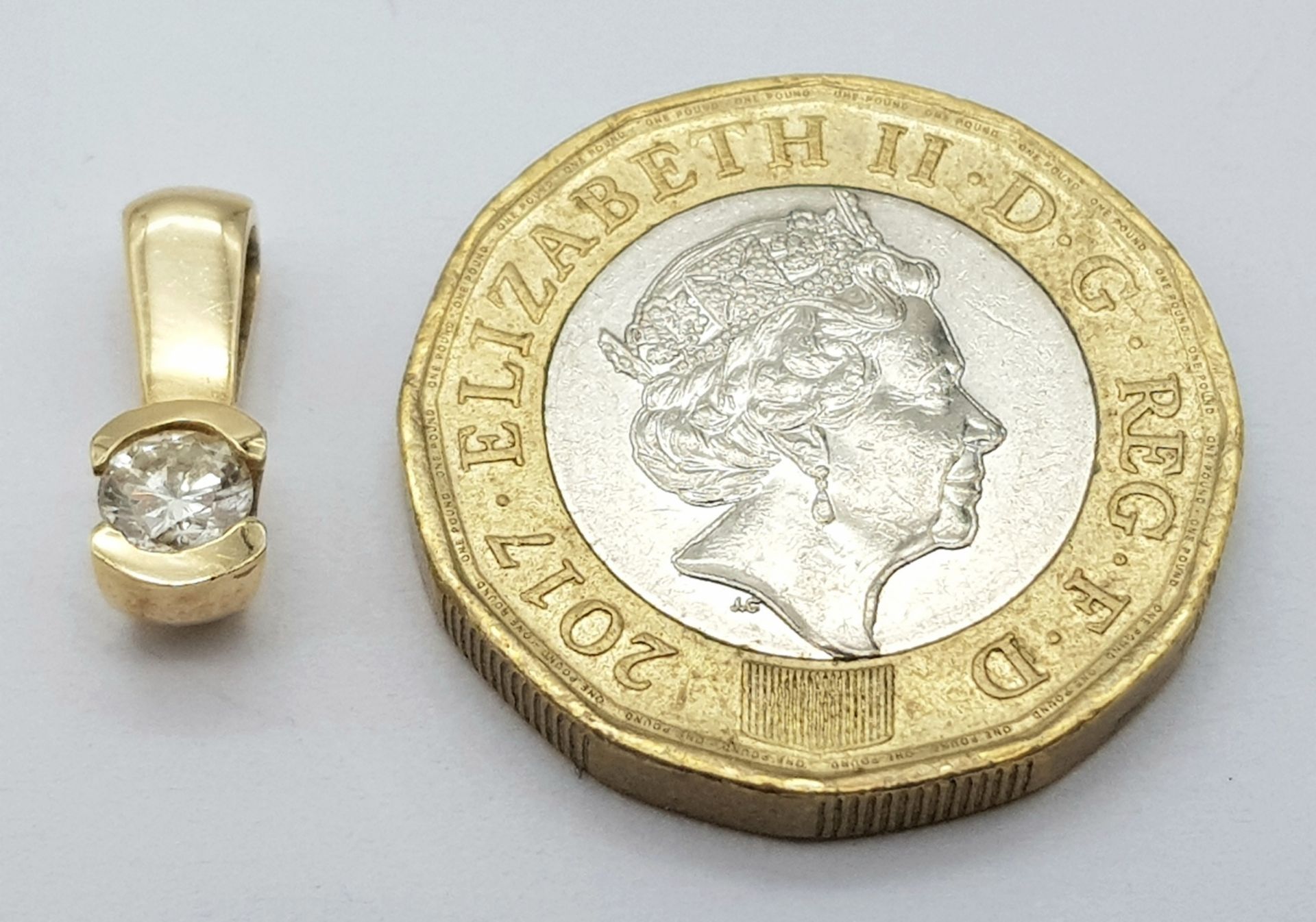 A 9K Yellow Gold (tested) Brilliant Round Cut Diamond Pendant. 0.30ct diamond. 14m. 1.3g total - Bild 4 aus 4