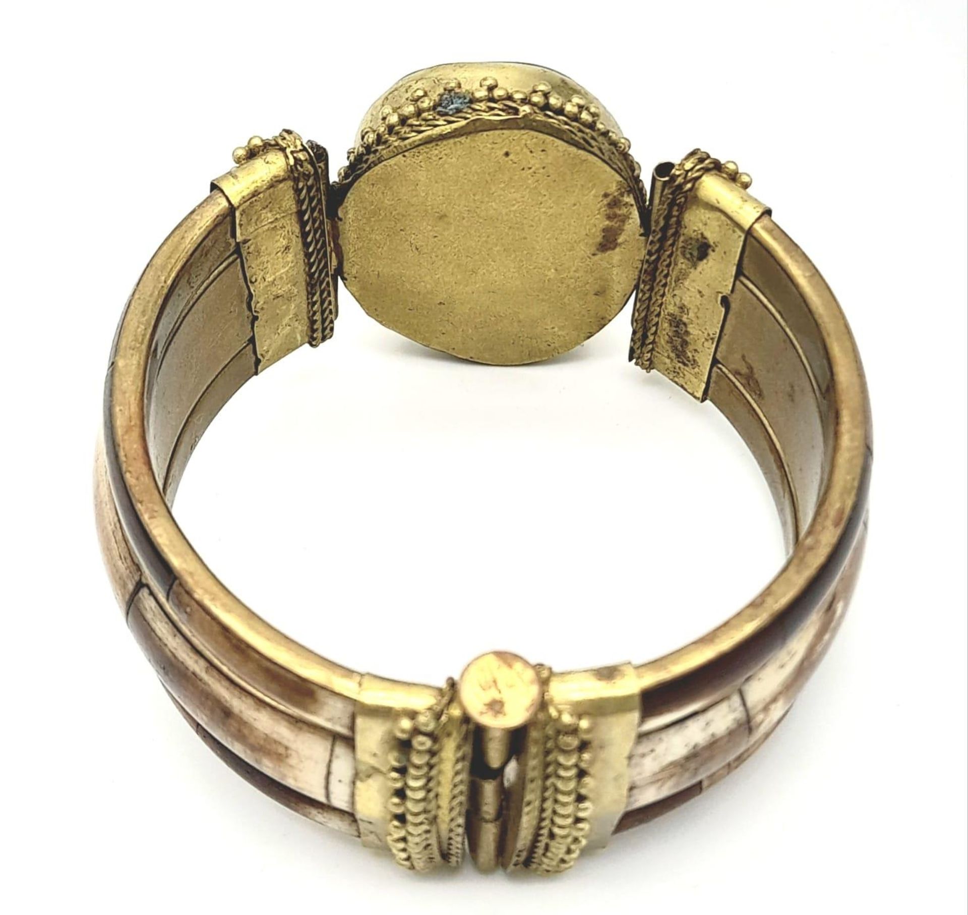 A Yellow Metal Middle Eastern/Asian Jasper Set Hinge Bracelet. 6.5cm Inner Diameter. 90.3 Grams - Image 5 of 7