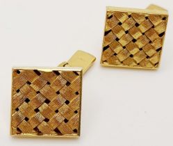 A PAIR OF 18K GOLD CARTIER STYLE CUFFLINKS WITH U.K. HALLMARK . 16.5gms